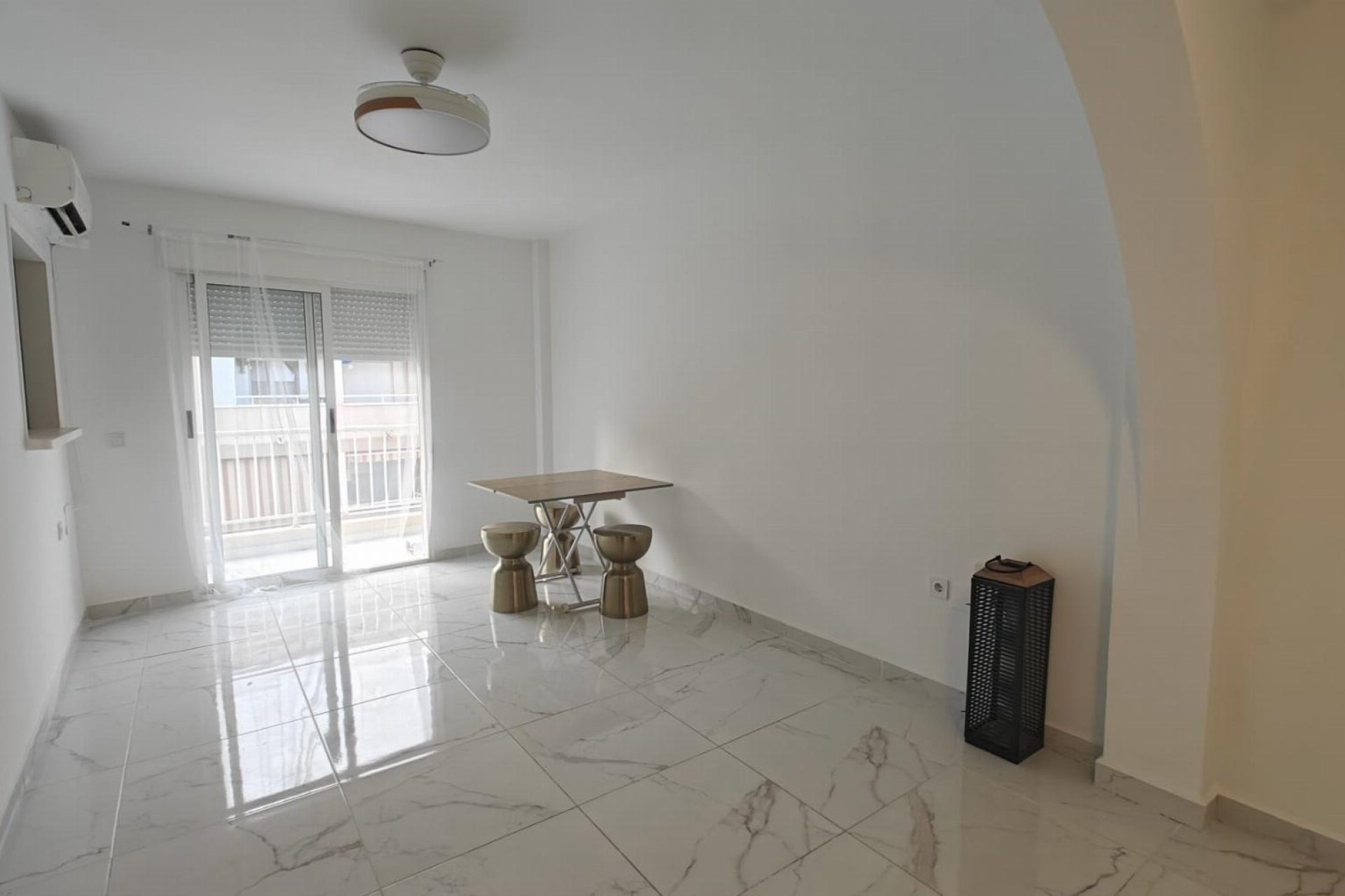 Återförsäljning - Apartamento -
Torrevieja - Acequion