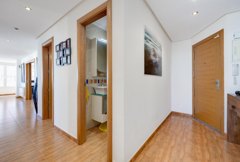 Återförsäljning - Apartamento -
Torrevieja - Playa Acequion