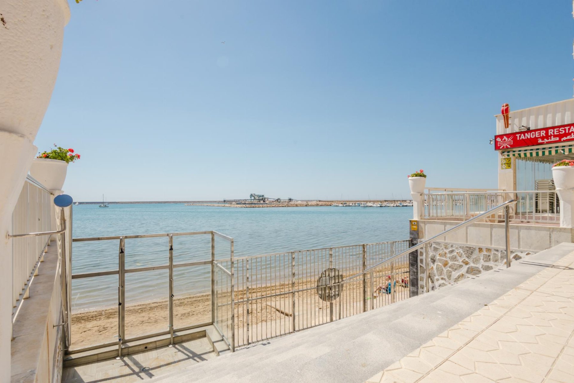 Återförsäljning - Apartamento -
Torrevieja - Playa del Acequión