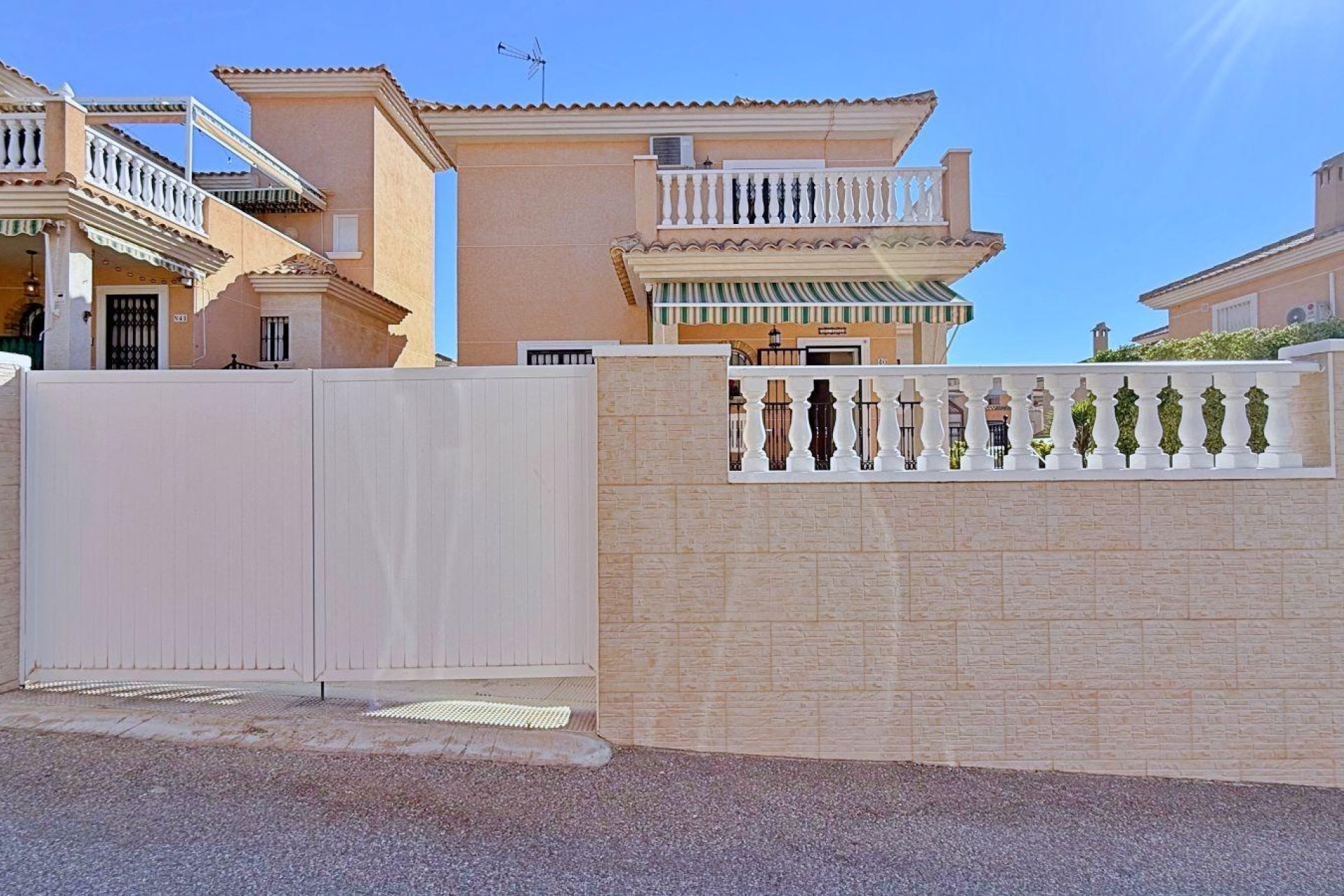 Återförsäljning - Radhus -
Orihuela Costa - Urbanización Perla del Mar