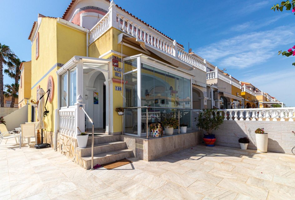 Återförsäljning - Terraced house -
Orihuela Costa - La Regia