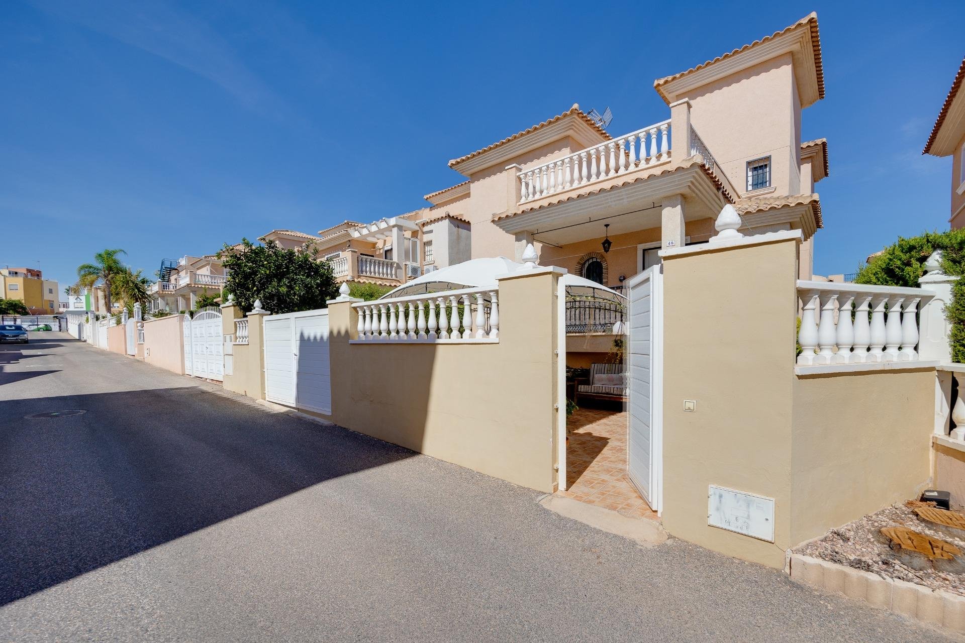 Återförsäljning - Villa -
Orihuela Costa - Urbanización Perla del Mar
