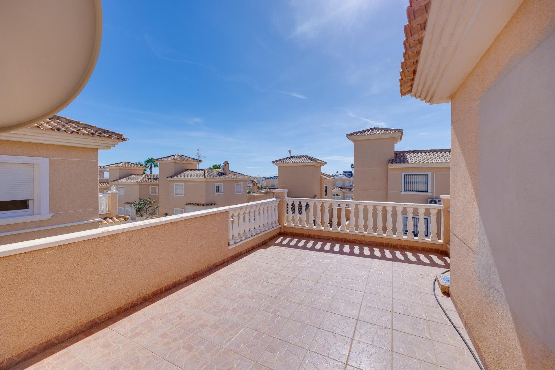 Återförsäljning - Villa -
Orihuela Costa - Urbanización Perla del Mar