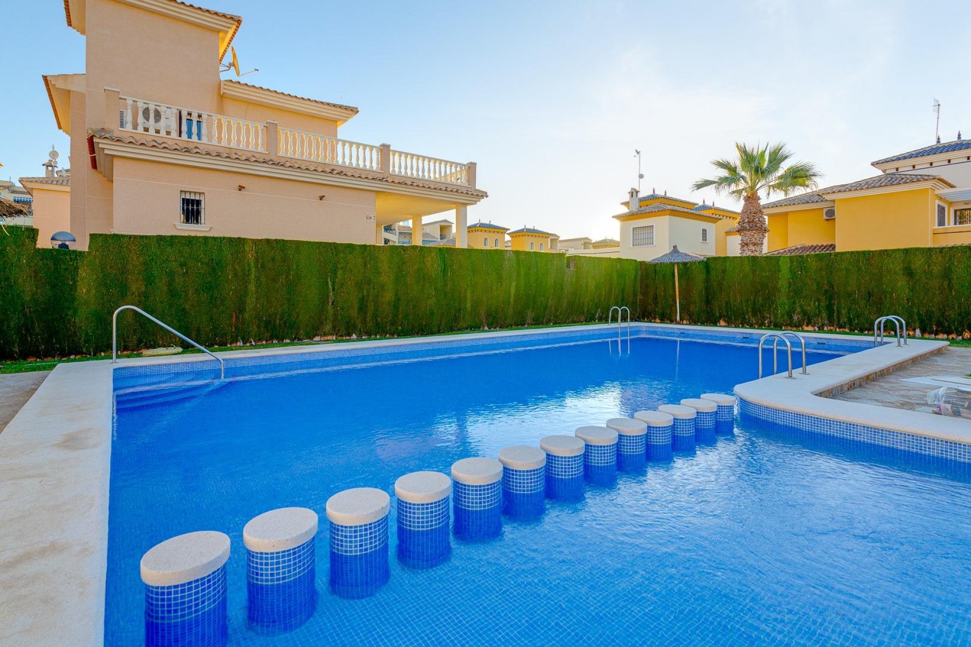 Återförsäljning - Villa -
Orihuela Costa - Urbanización Perla del Mar