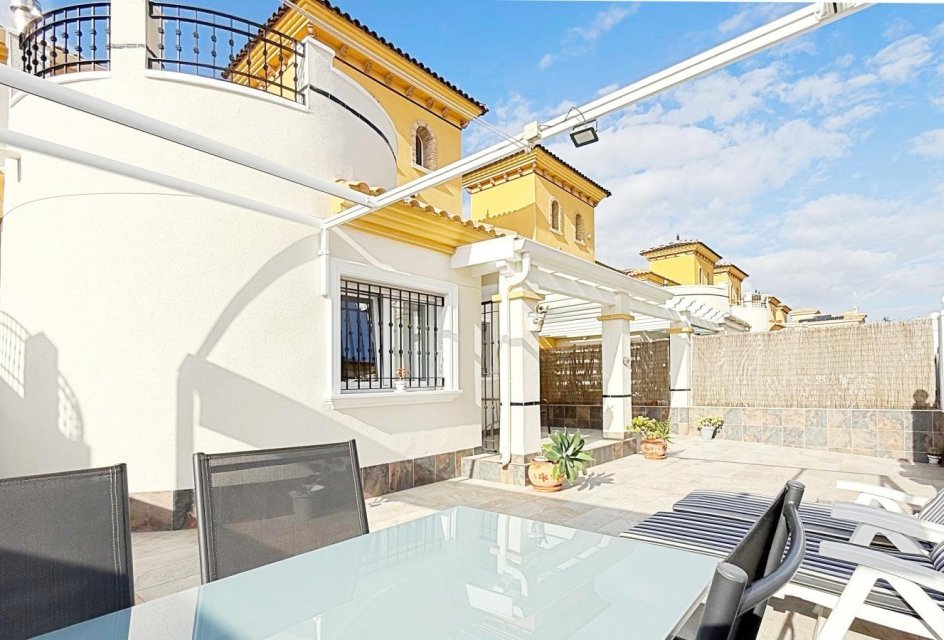 Återförsäljning - Villa -
Orihuela Costa - Urbanización Perla del Mar