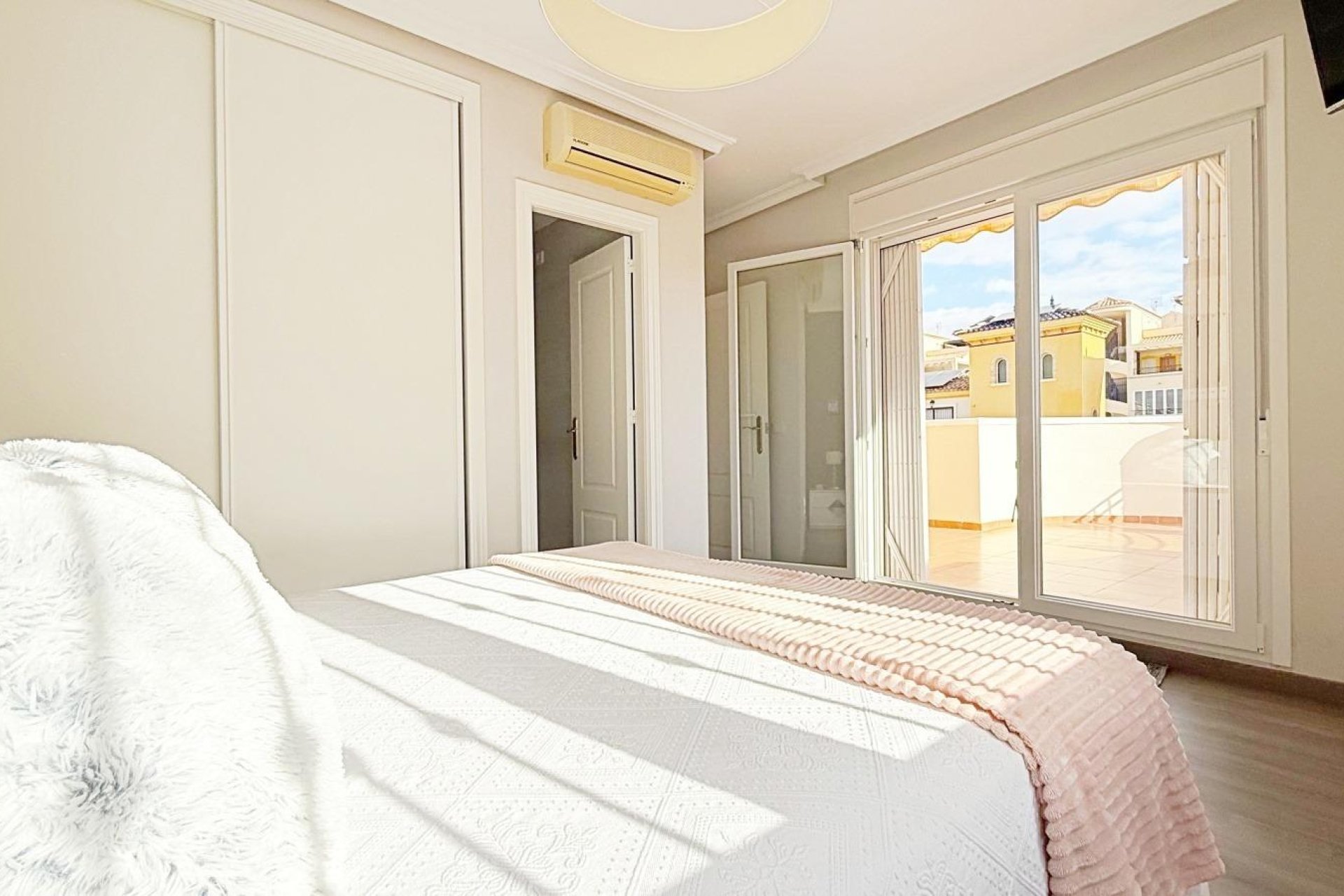 Återförsäljning - Villa -
Orihuela Costa - Urbanización Perla del Mar