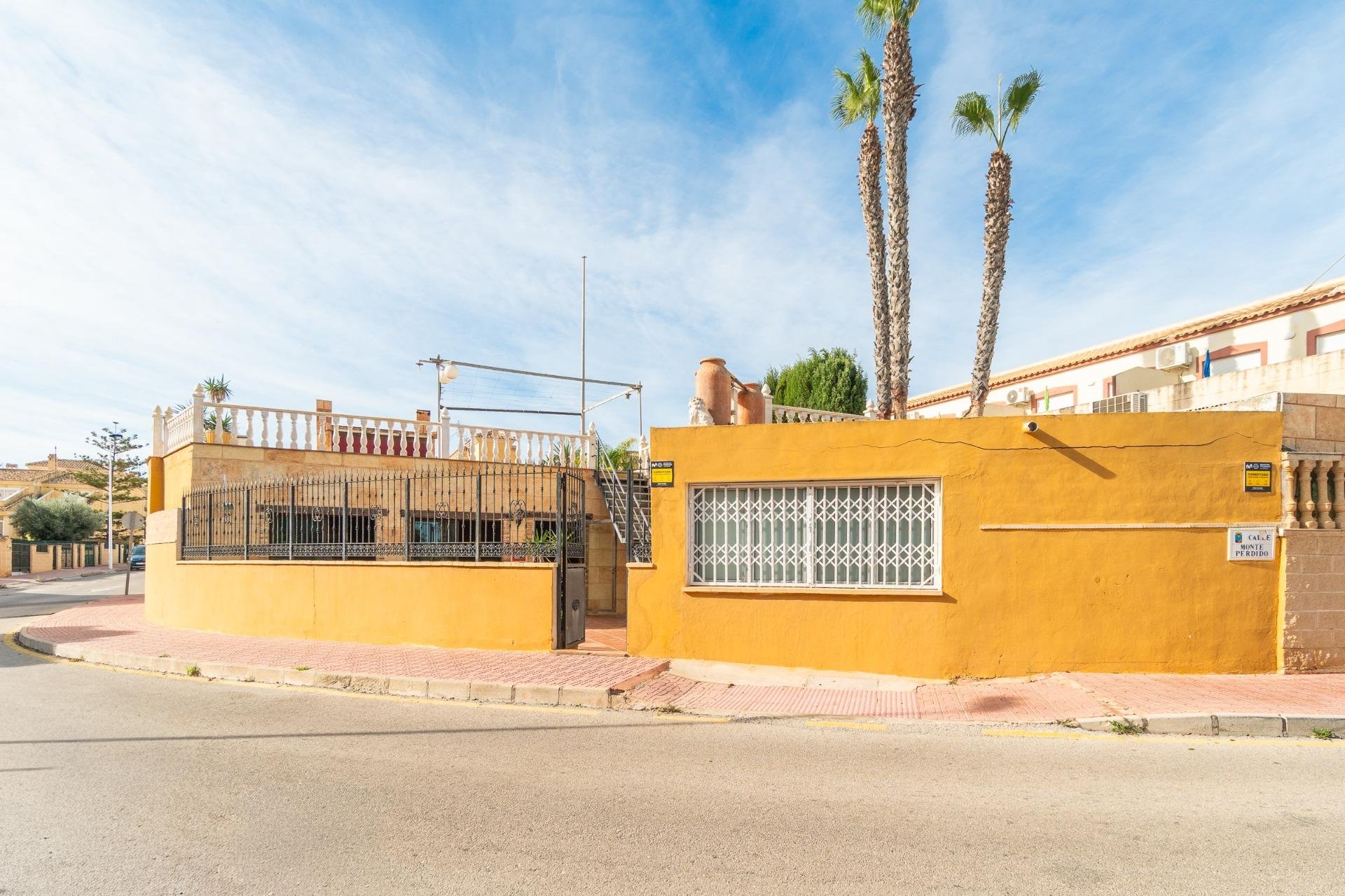 Återförsäljning - Villa -
Torrevieja - Los altos