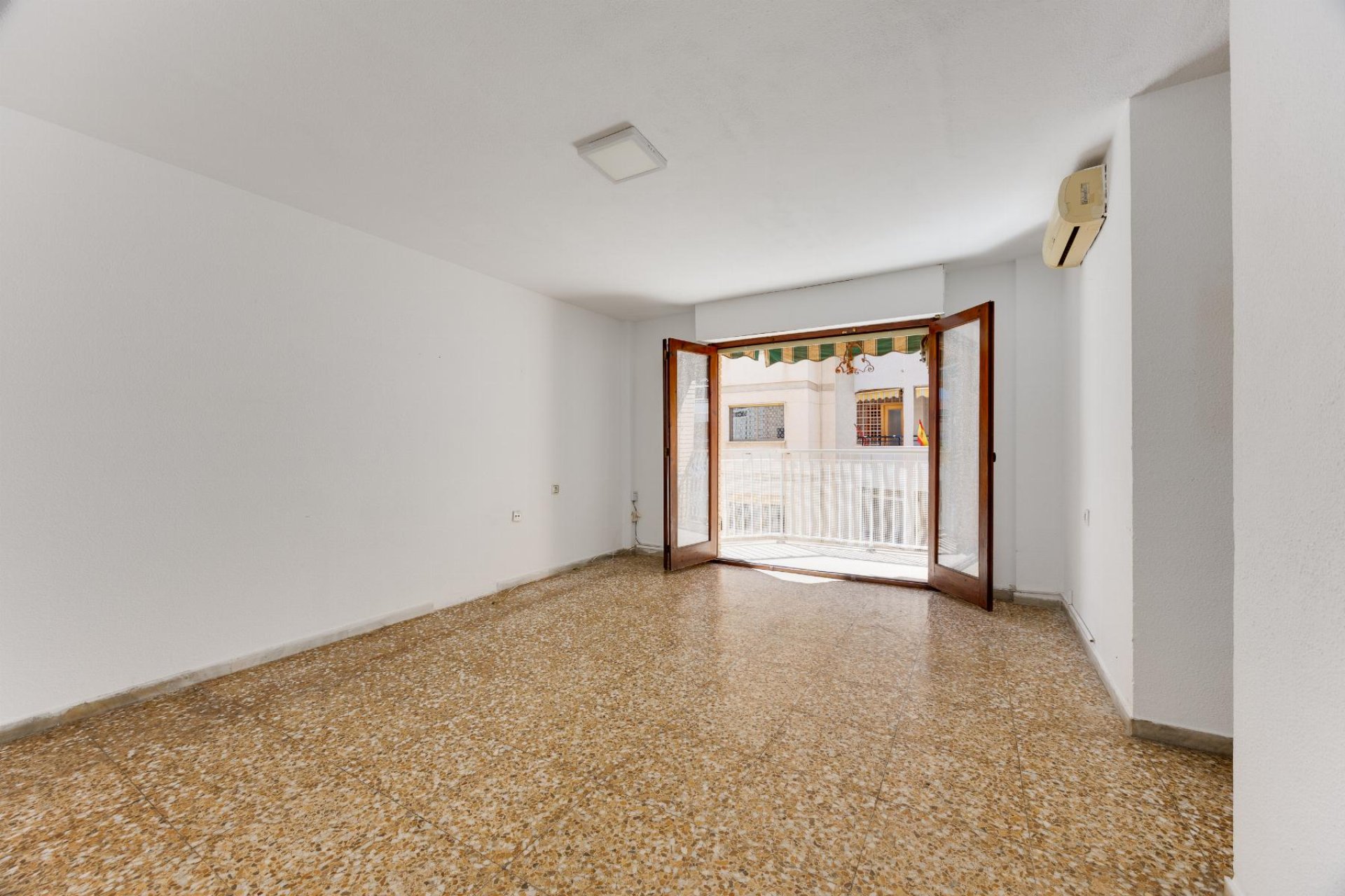 Herverkoop - Apartamento -
Torrevieja - Playa del Acequión