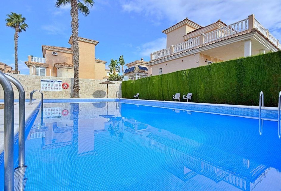 Herverkoop - Herenhuis -
Orihuela Costa - Urbanización Perla del Mar