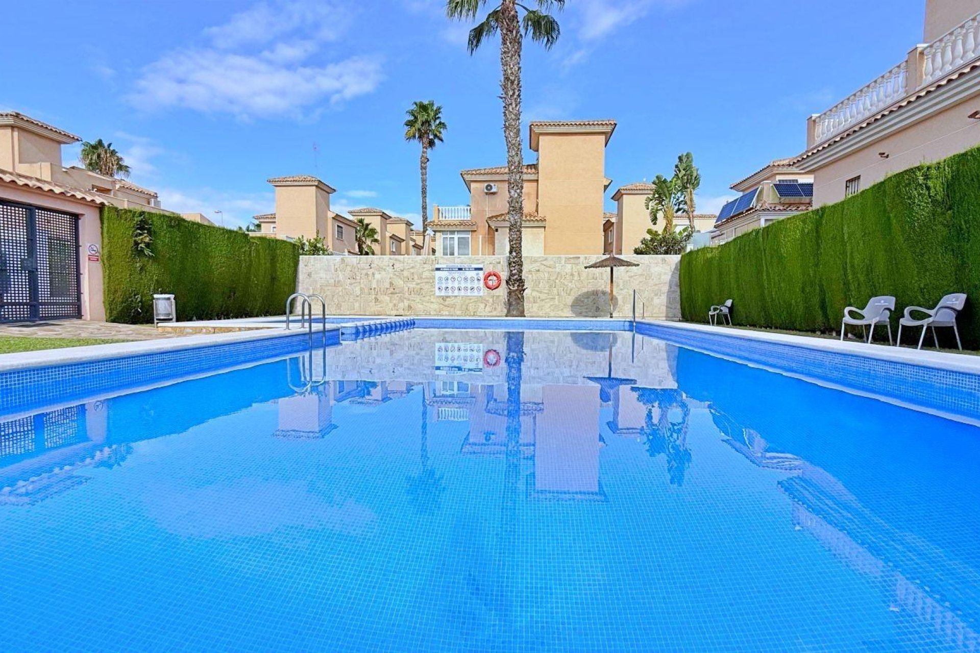 Herverkoop - Herenhuis -
Orihuela Costa - Urbanización Perla del Mar