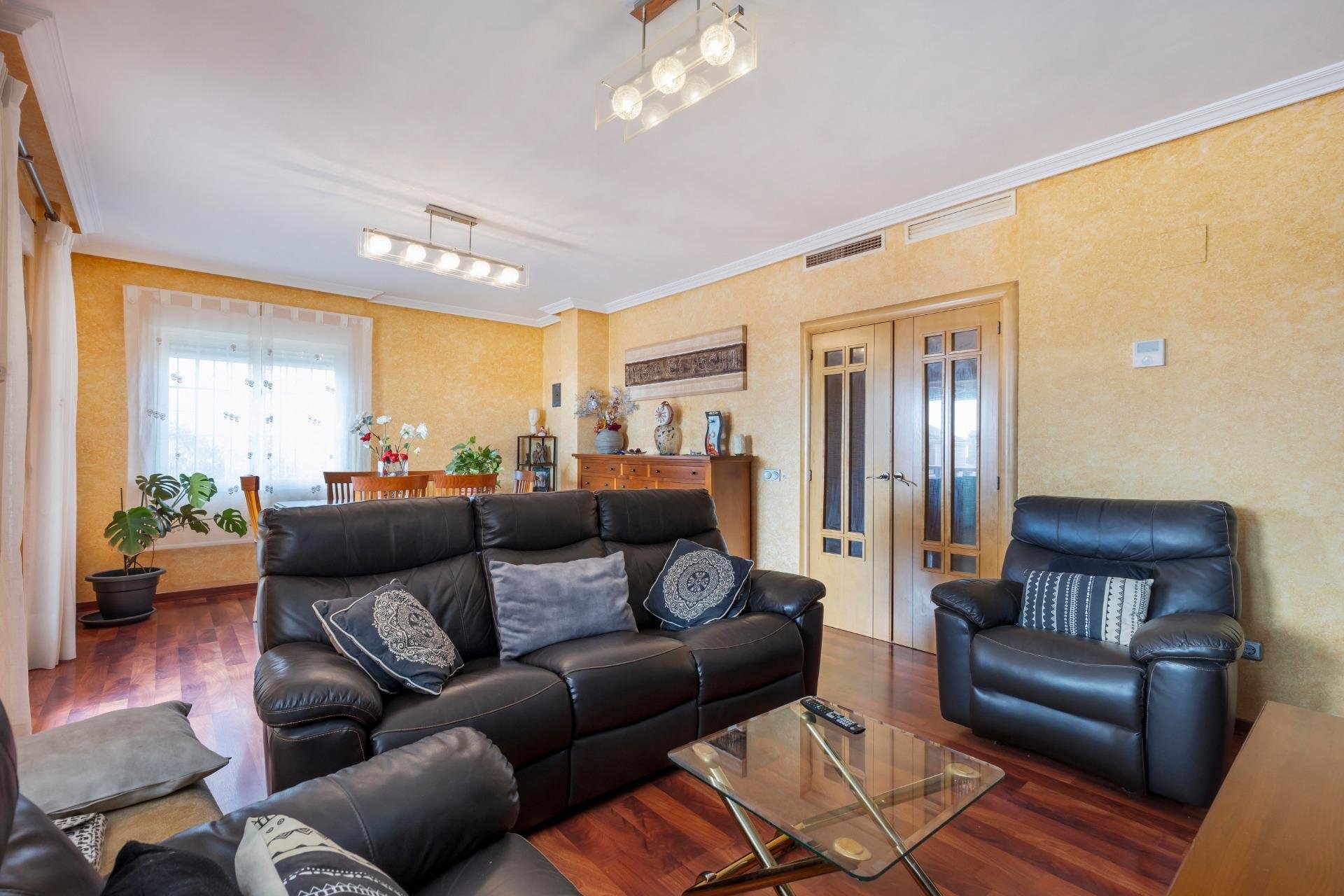 Herverkoop - Herenhuis -
Torrevieja - Zona los Frutales