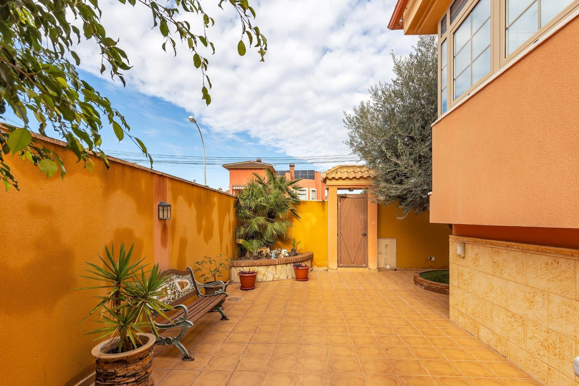 Herverkoop - Herenhuis -
Torrevieja - Zona los Frutales