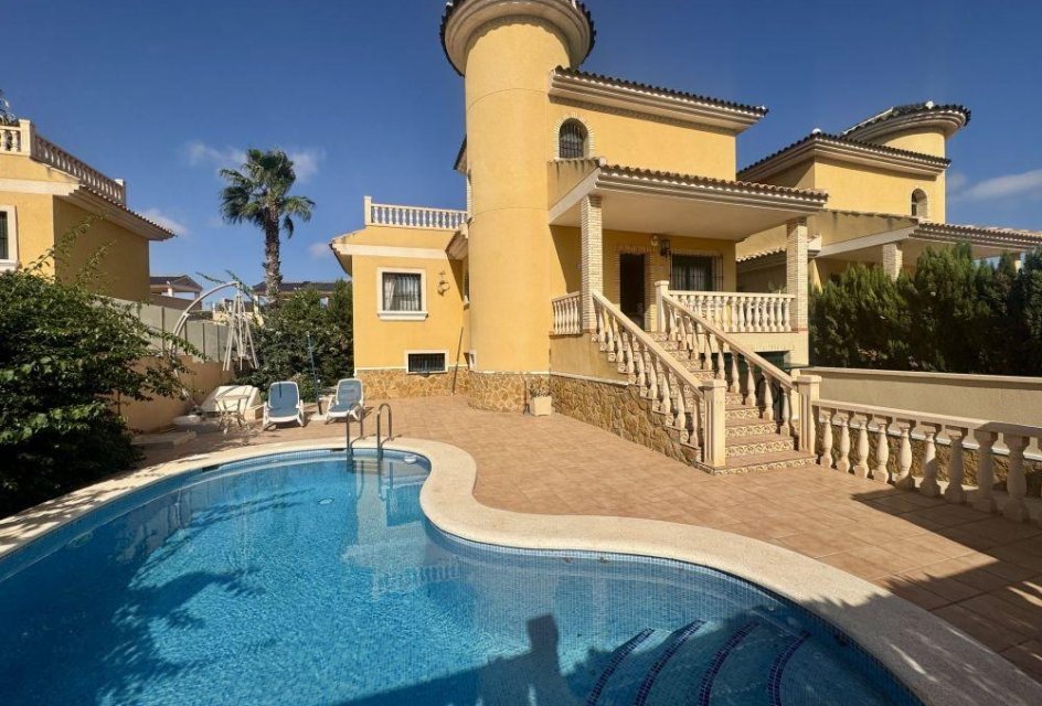 Herverkoop - Villa -
Orihuela Costa - Las Filipinas