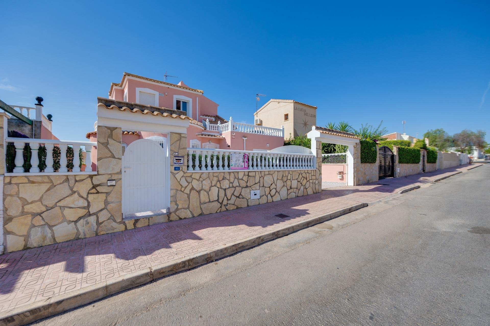 Herverkoop - Villa -
Orihuela Costa - Los Almendros-La Florida