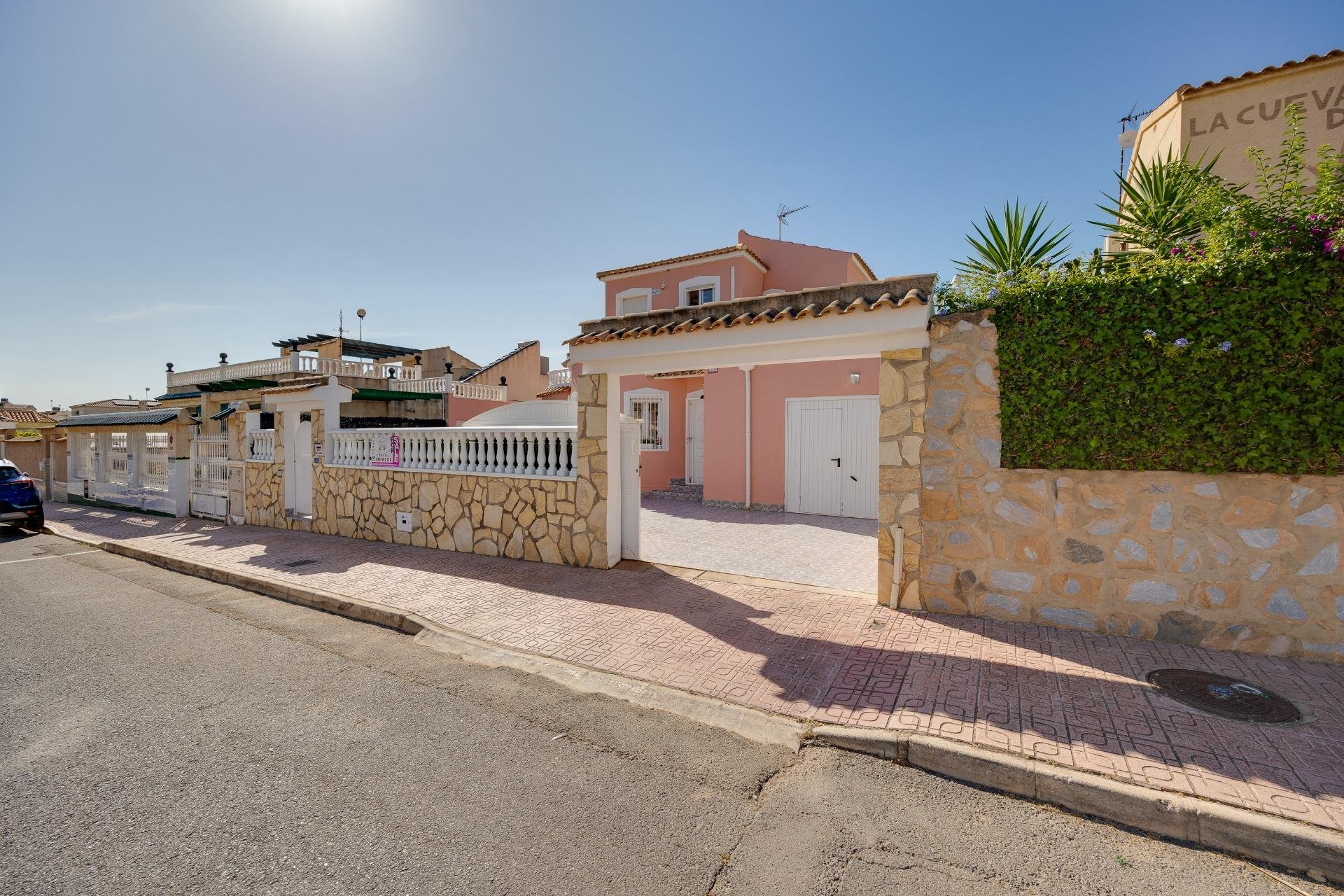 Herverkoop - Villa -
Orihuela Costa - Los Almendros-La Florida