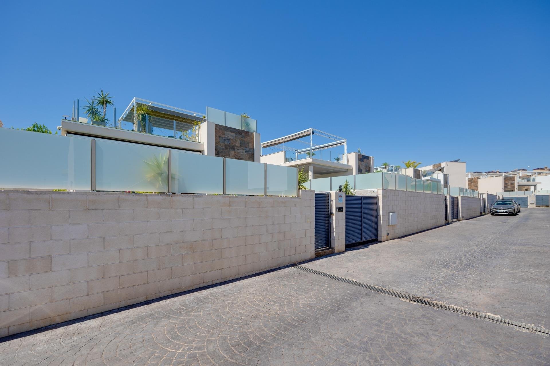 Herverkoop - Villa -
Orihuela Costa - PAU 26