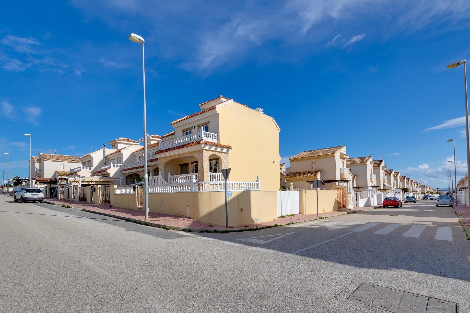 Herverkoop - Villa -
Rojales - Centro de la Ciudad Quesada