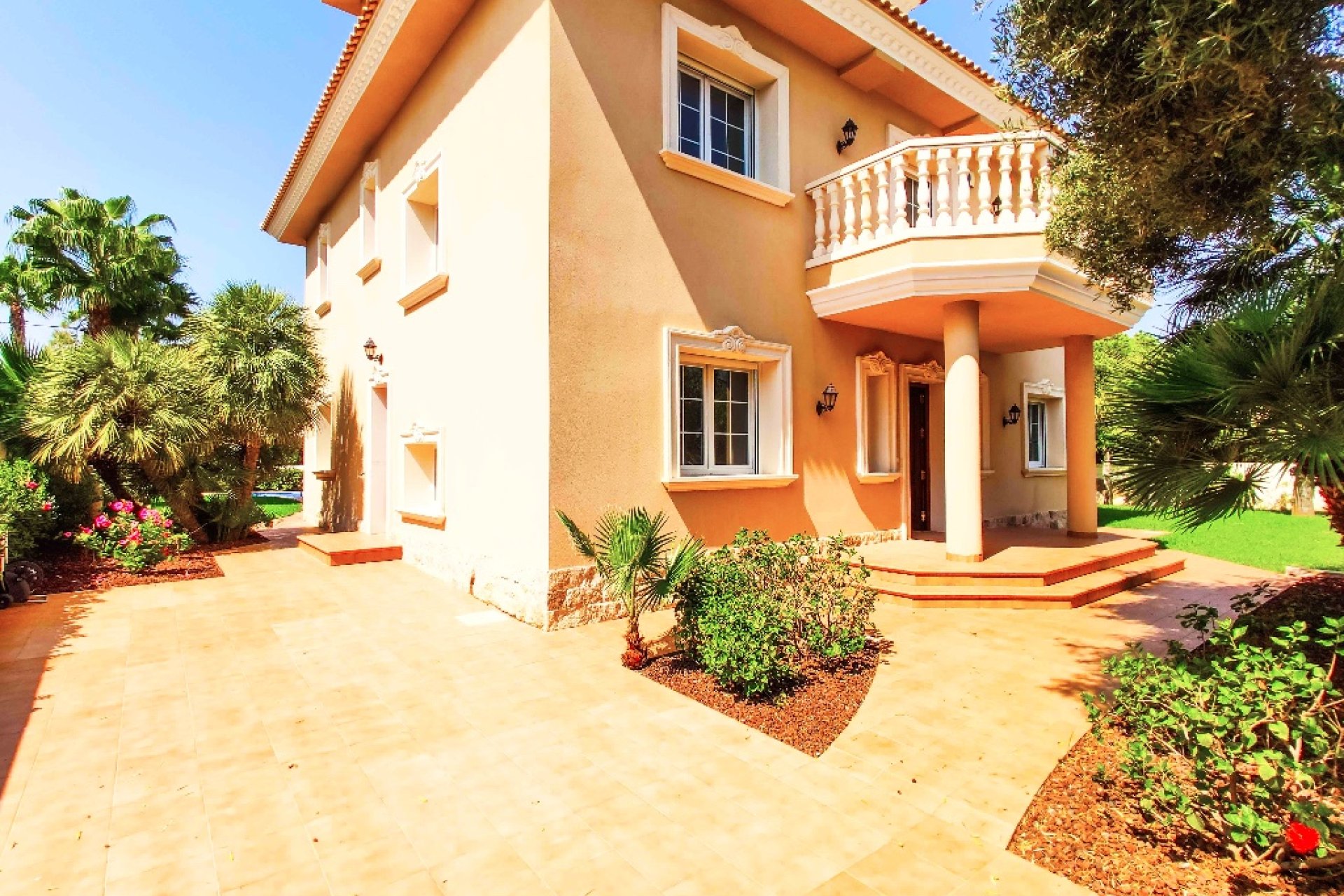 Nowy budynek - Villa -
Cabo Roig