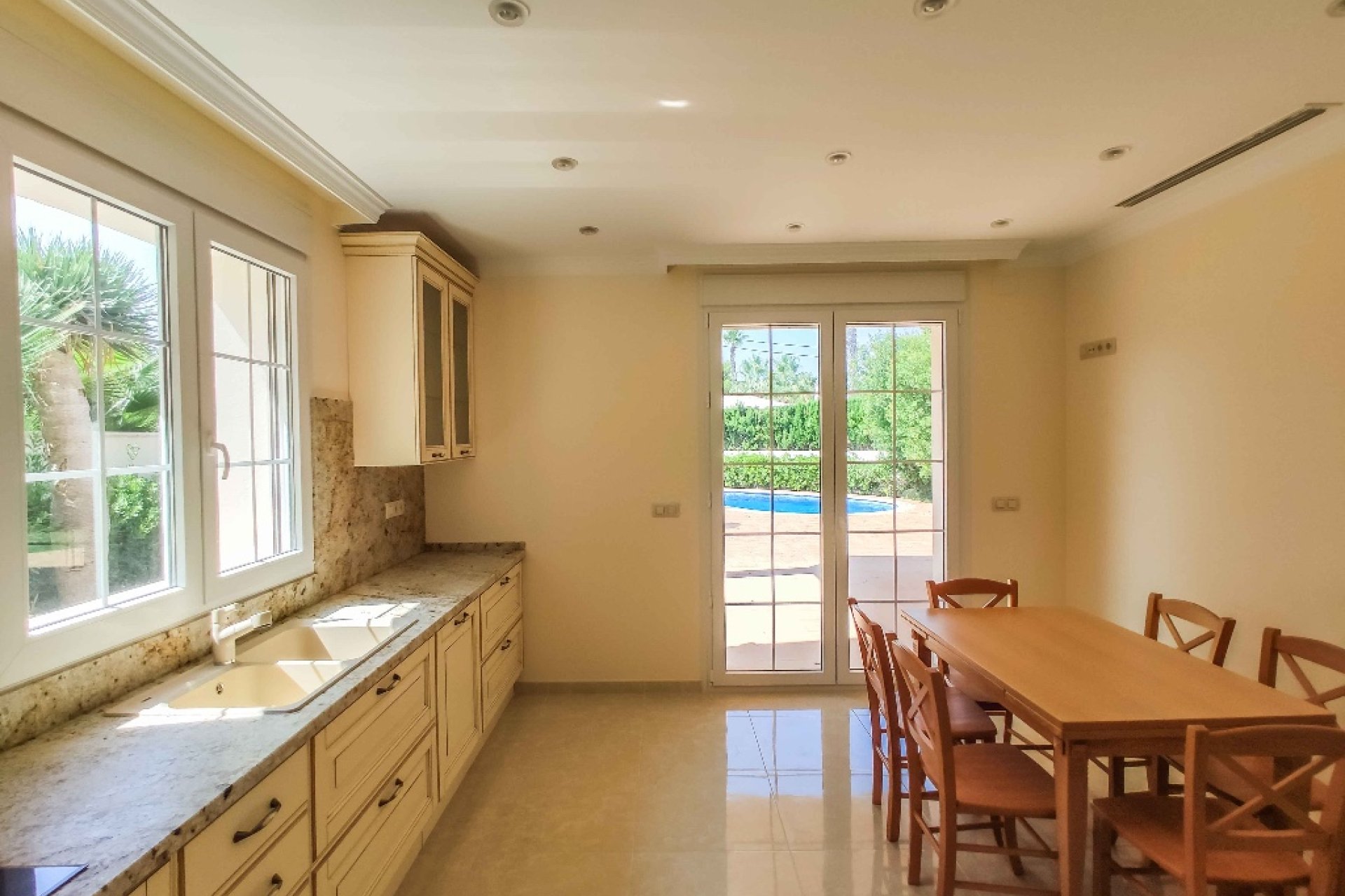 Nowy budynek - Villa -
Cabo Roig