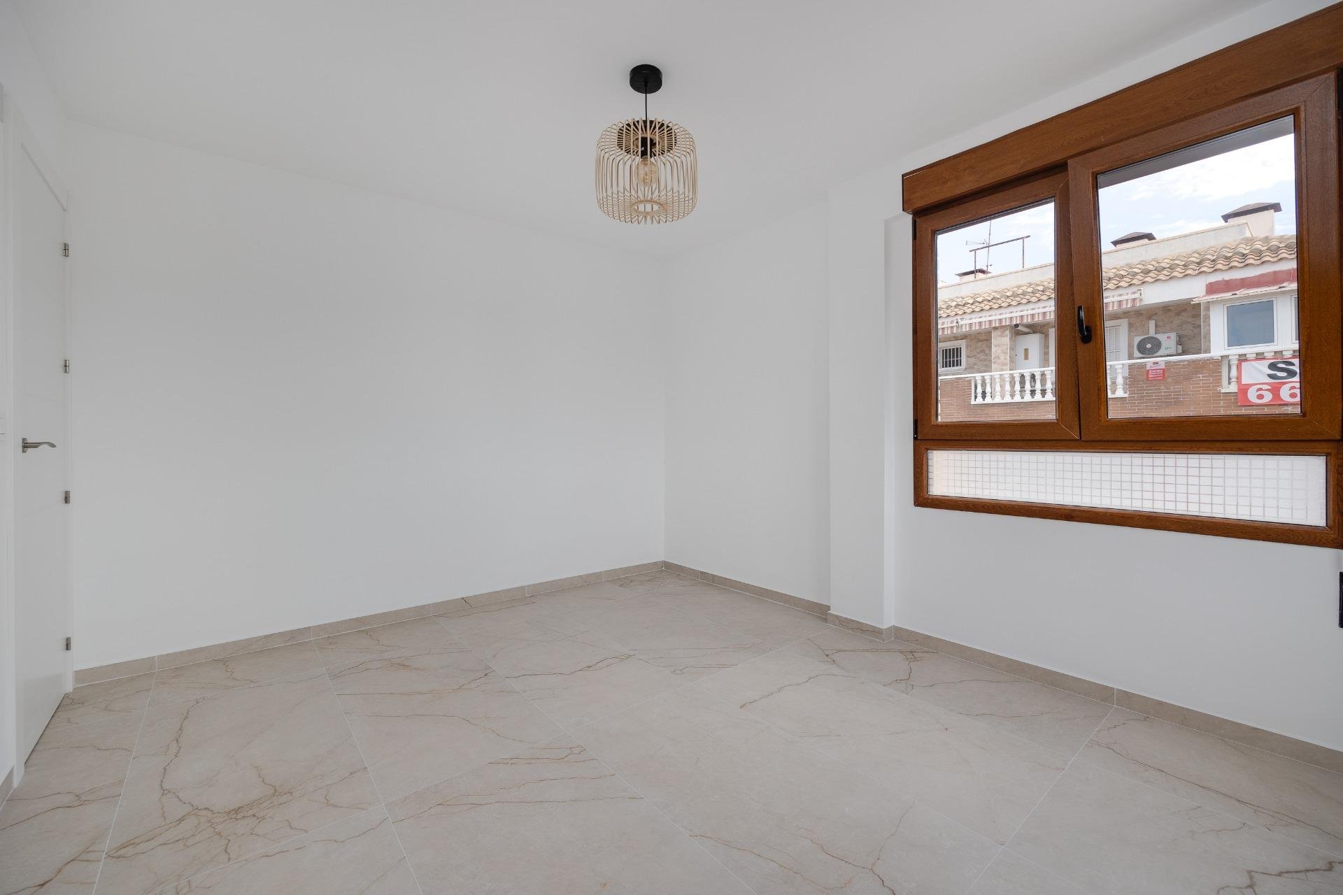 Odsprzedaż - Daszek -
Torrevieja - Acequion