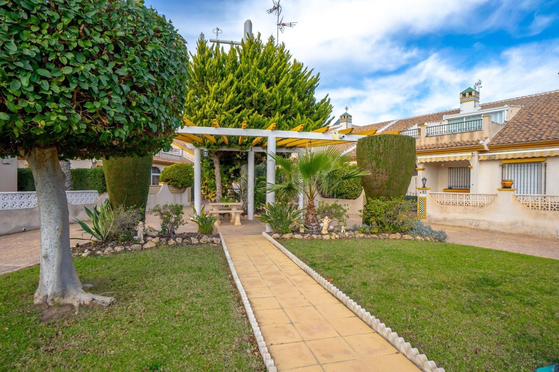 Odsprzedaż - Kamienica -
Orihuela Costa - La Regia