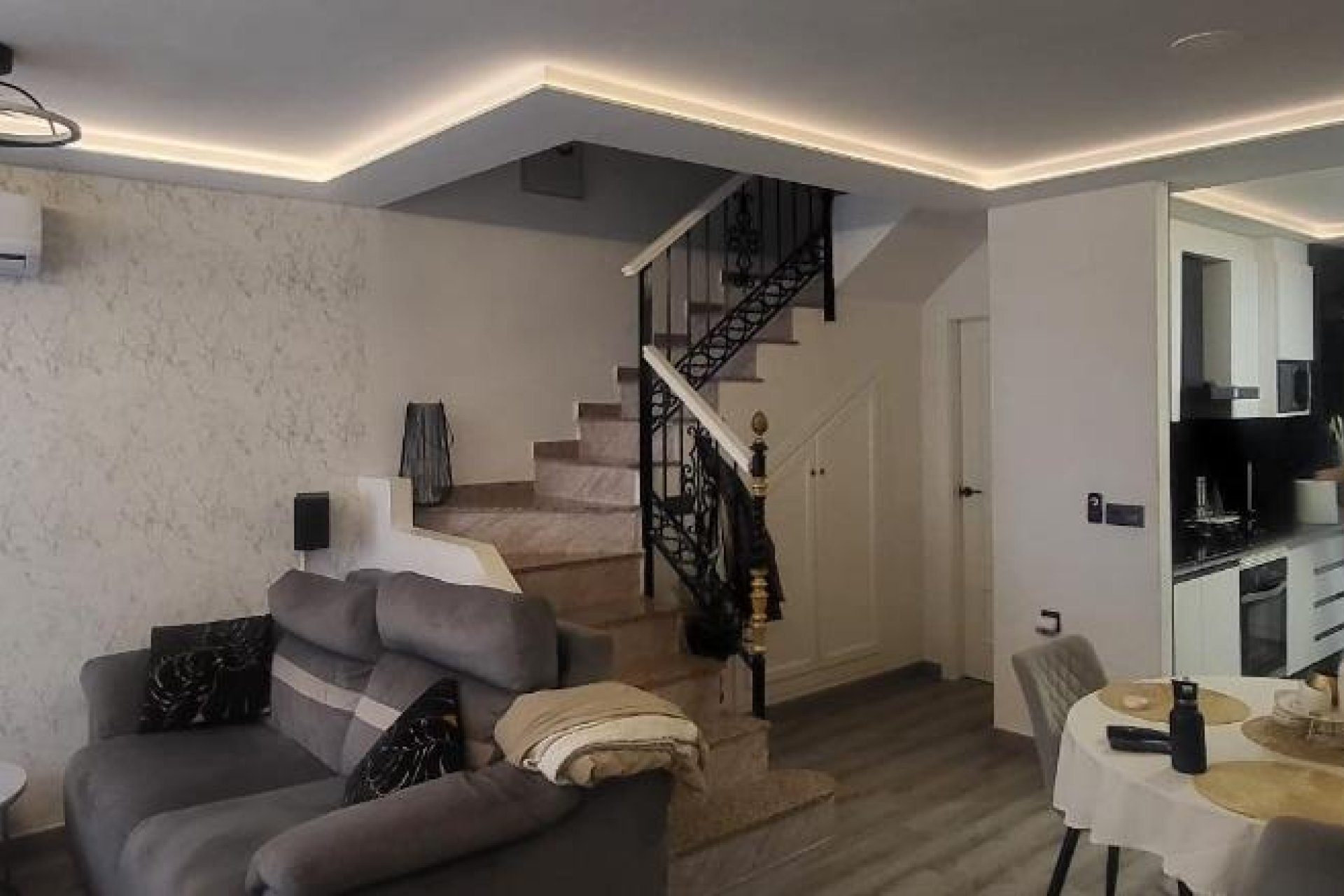 Odsprzedaż - Kamienica -
Orihuela Costa - Villamartín