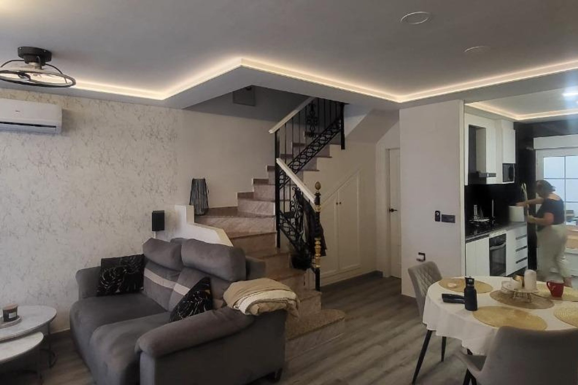 Odsprzedaż - Kamienica -
Orihuela Costa - Villamartín