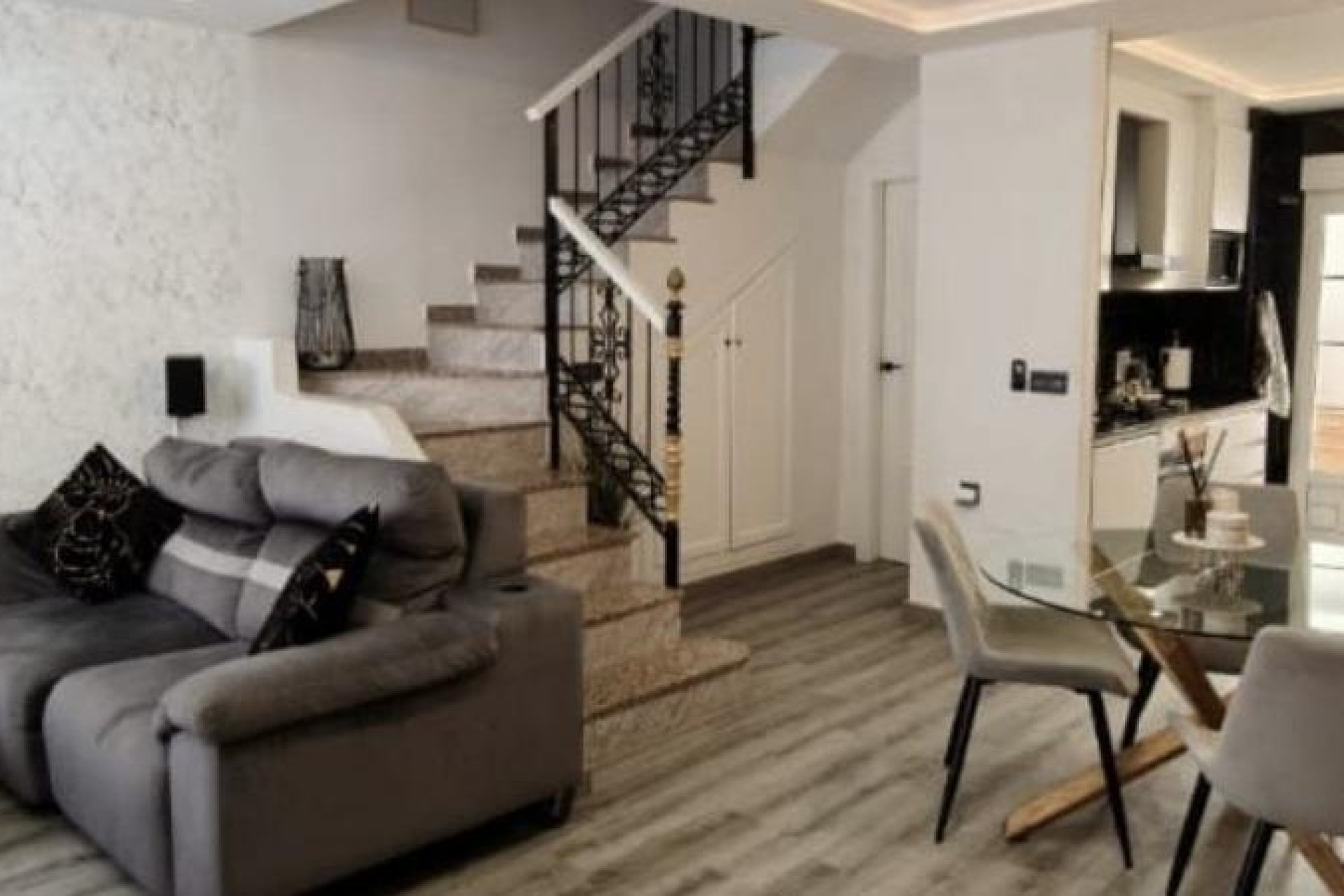 Odsprzedaż - Kamienica -
Orihuela Costa - Villamartín