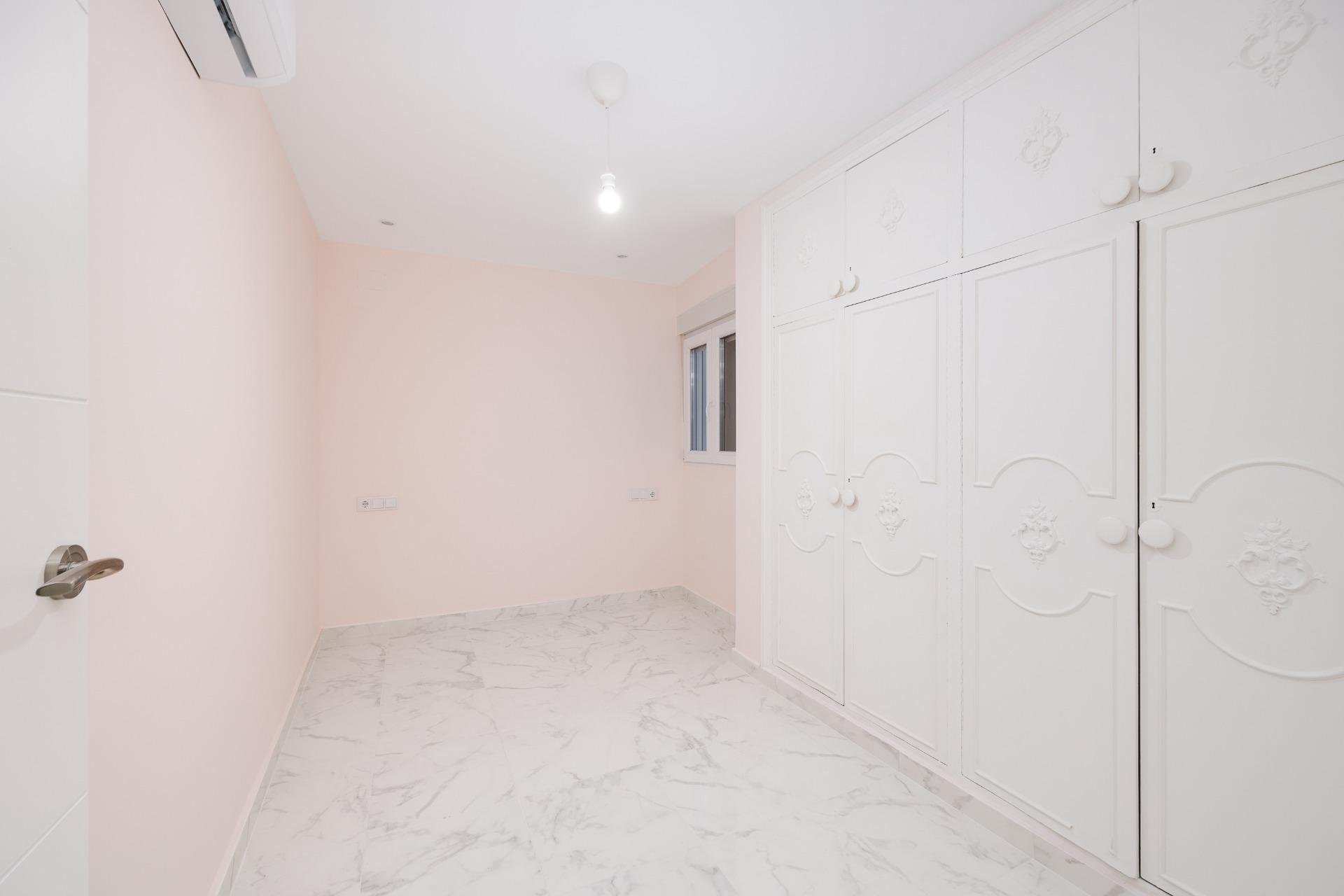 Odsprzedaż - Mieszkanie w bloku -
Torrevieja - Centro