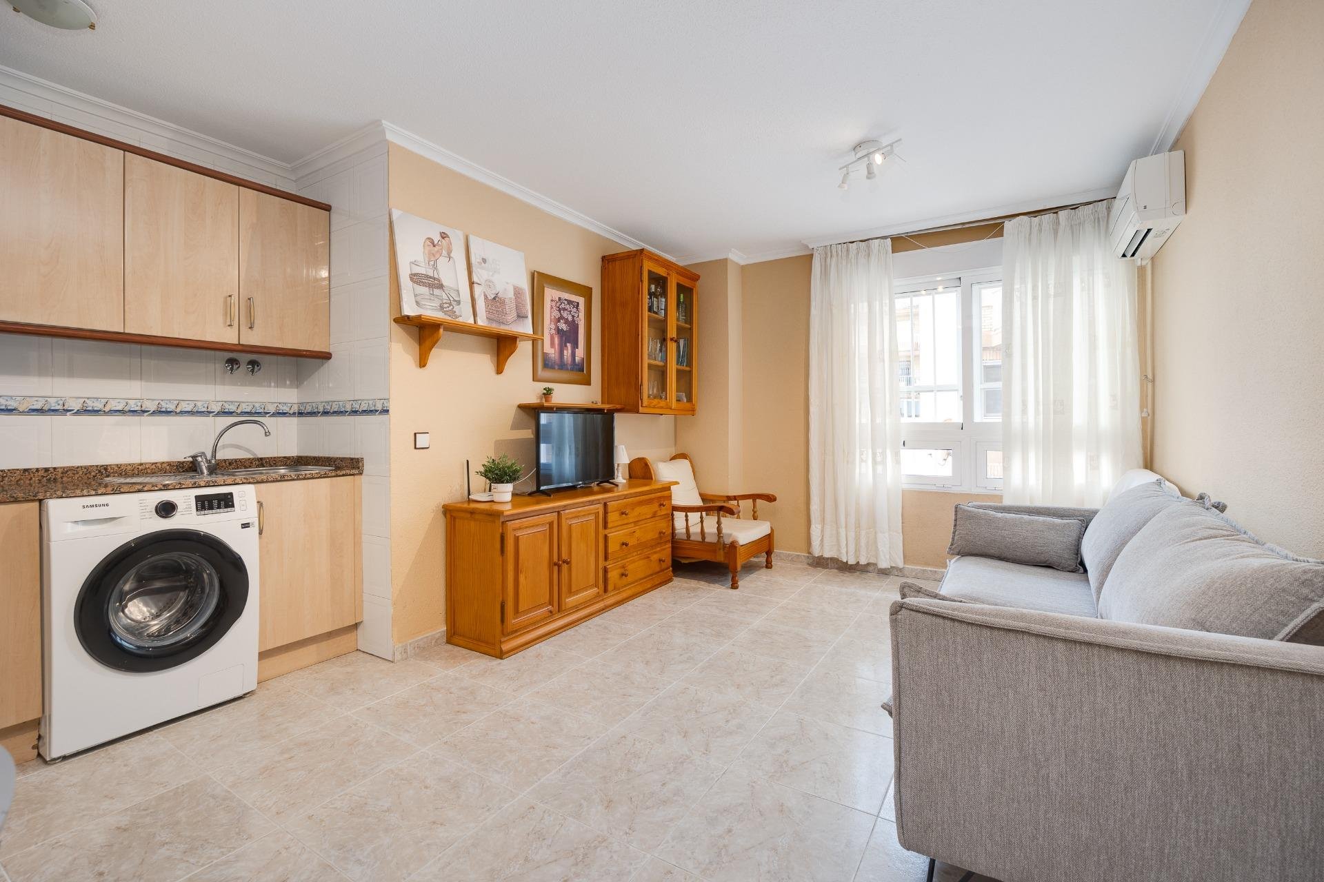 Odsprzedaż - Mieszkanie w bloku -
Torrevieja - Playa de los Naufragos