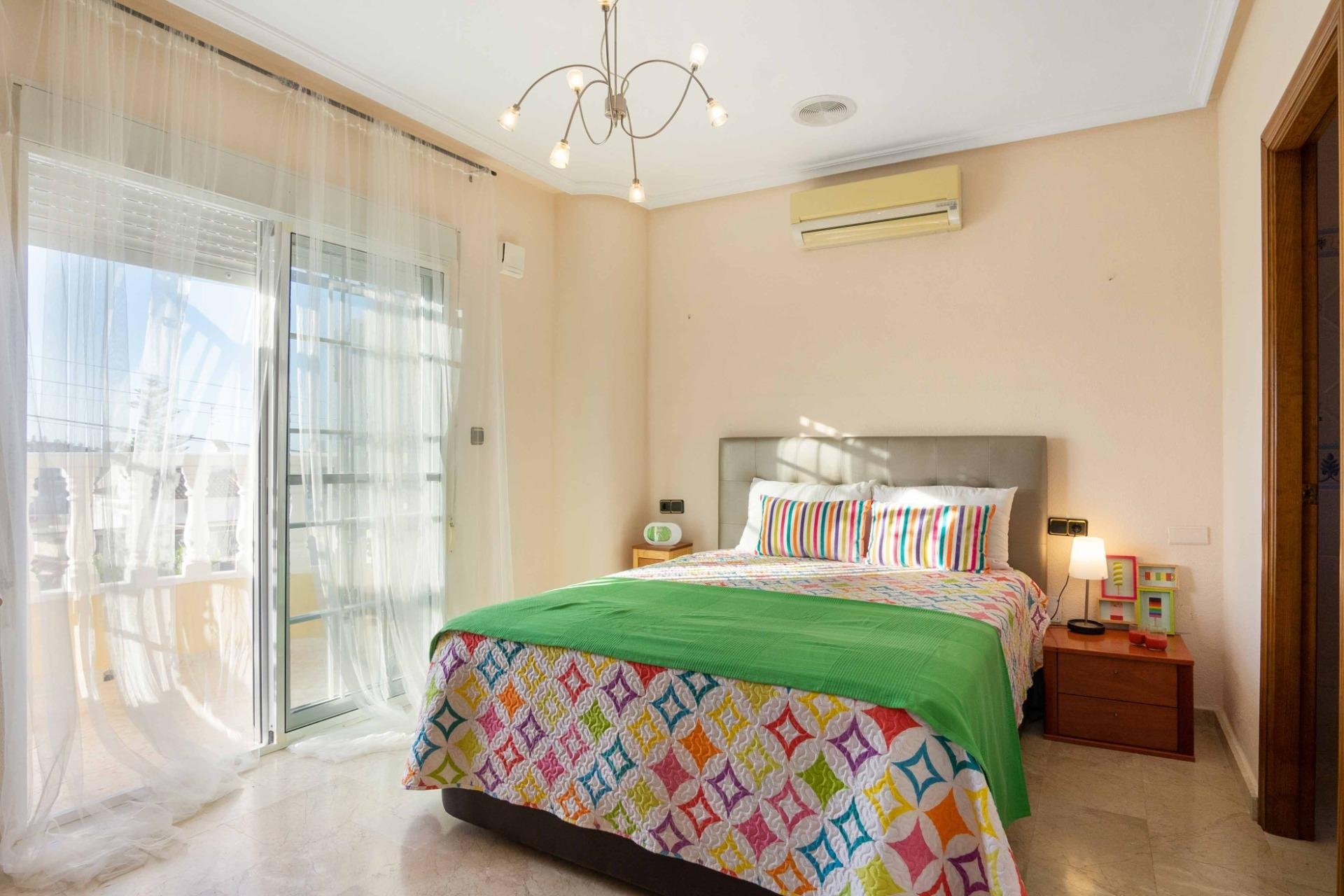 Odsprzedaż - Villa -
Orihuela Costa - Los Almendros-La Florida