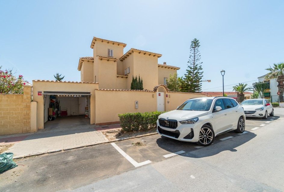 Odsprzedaż - Villa -
Torrevieja - Playa de la mata