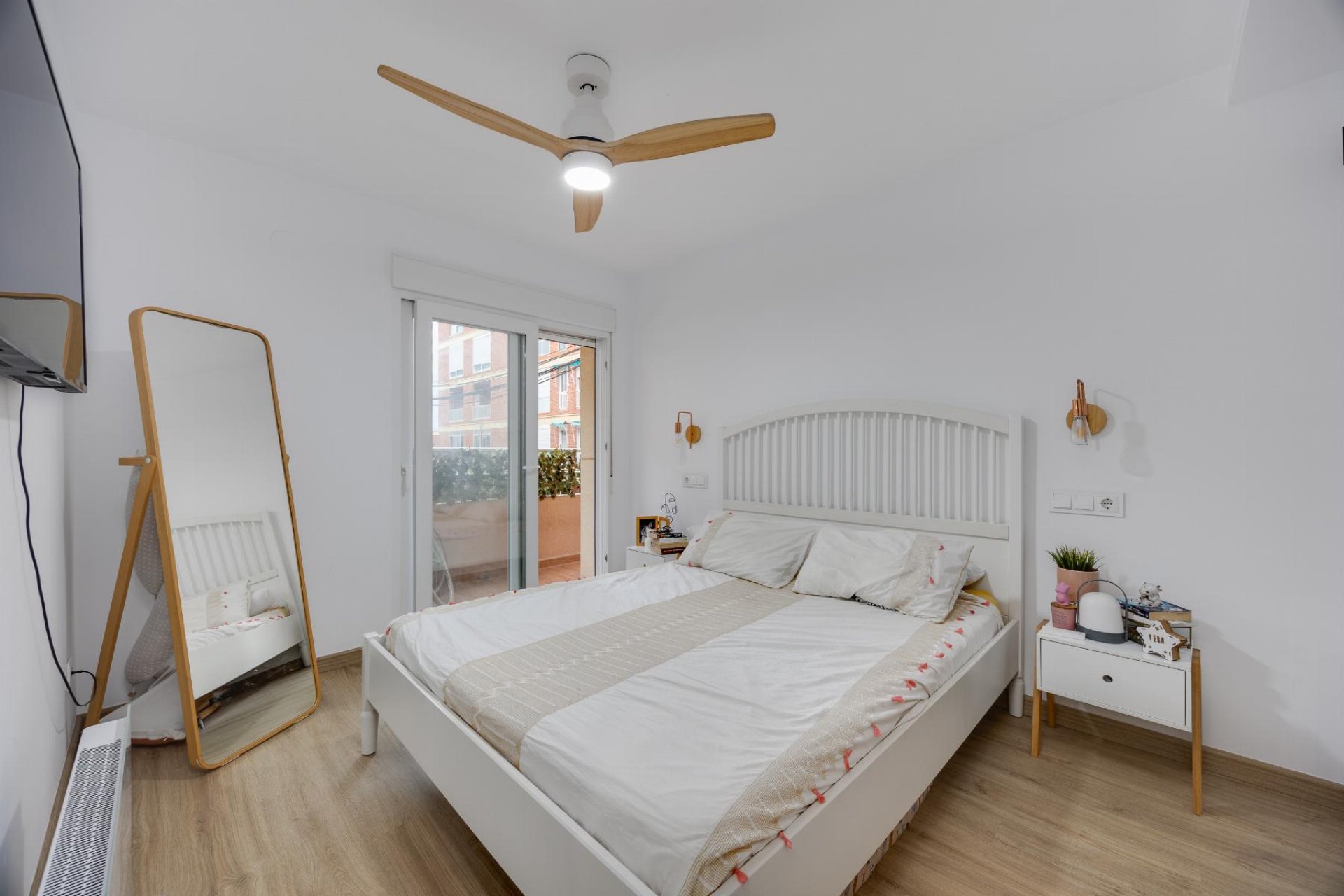 Resale - Apartamento -
Torrevieja - Playa de los Naufragos
