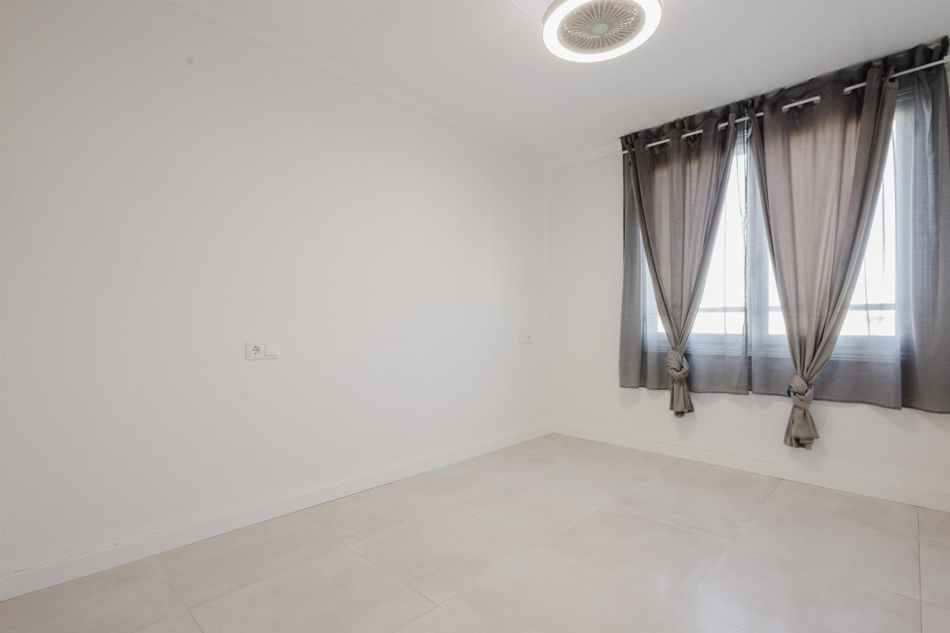 Resale - Apartamento -
Torrevieja - Playa del Acequión