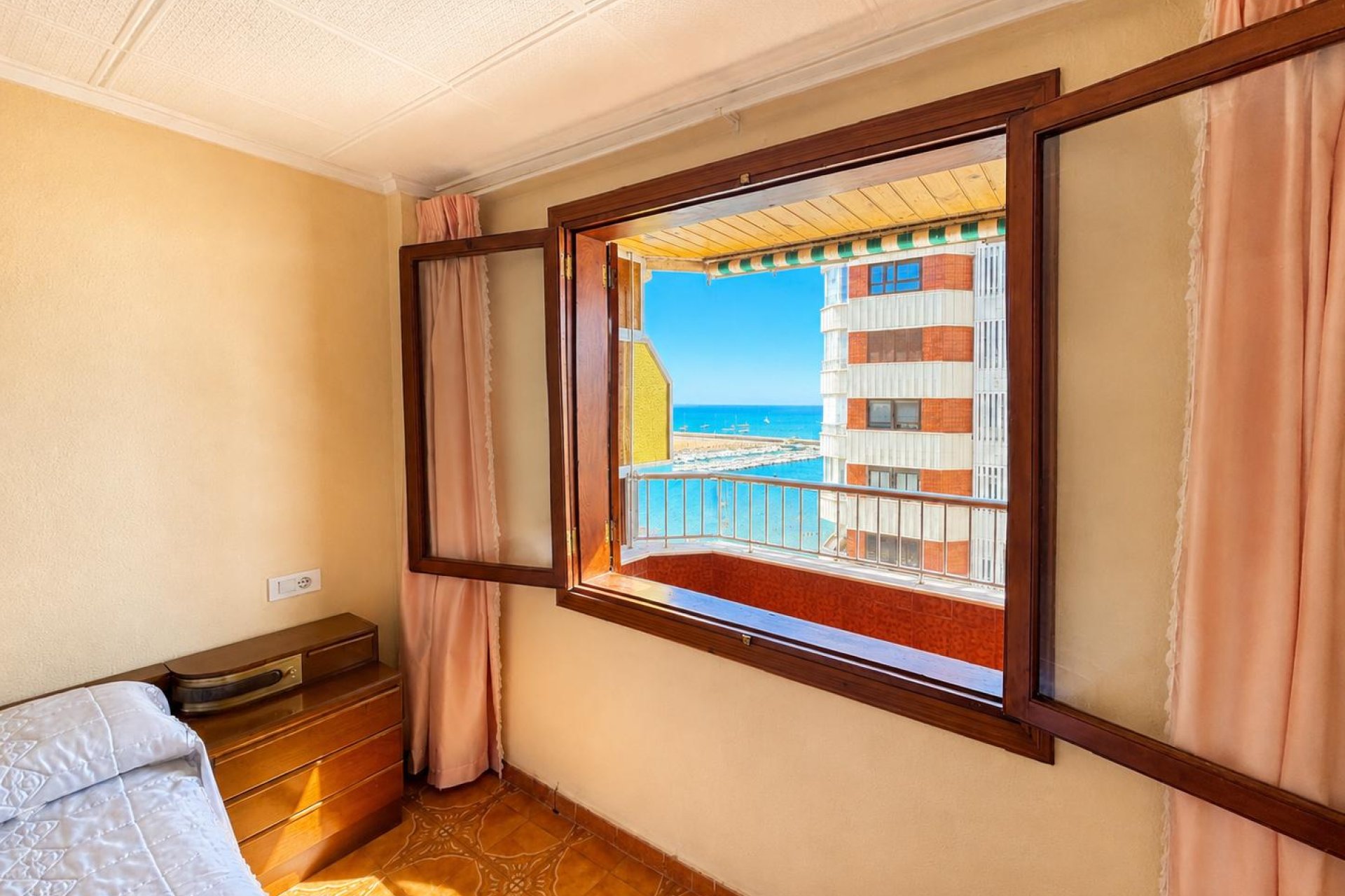 Resale - Apartamento -
Torrevieja - Playa del Acequión