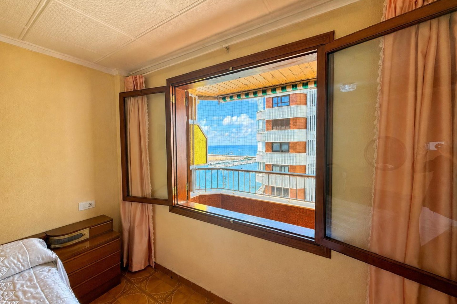 Resale - Apartamento -
Torrevieja - Playa del Acequión