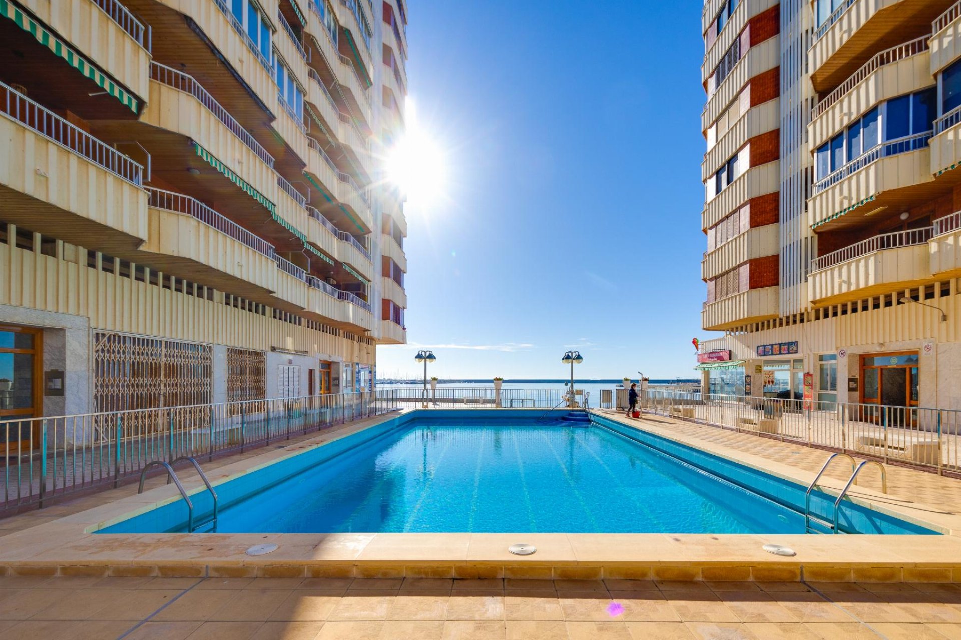 Resale - Apartamento -
Torrevieja - Playa del Acequión