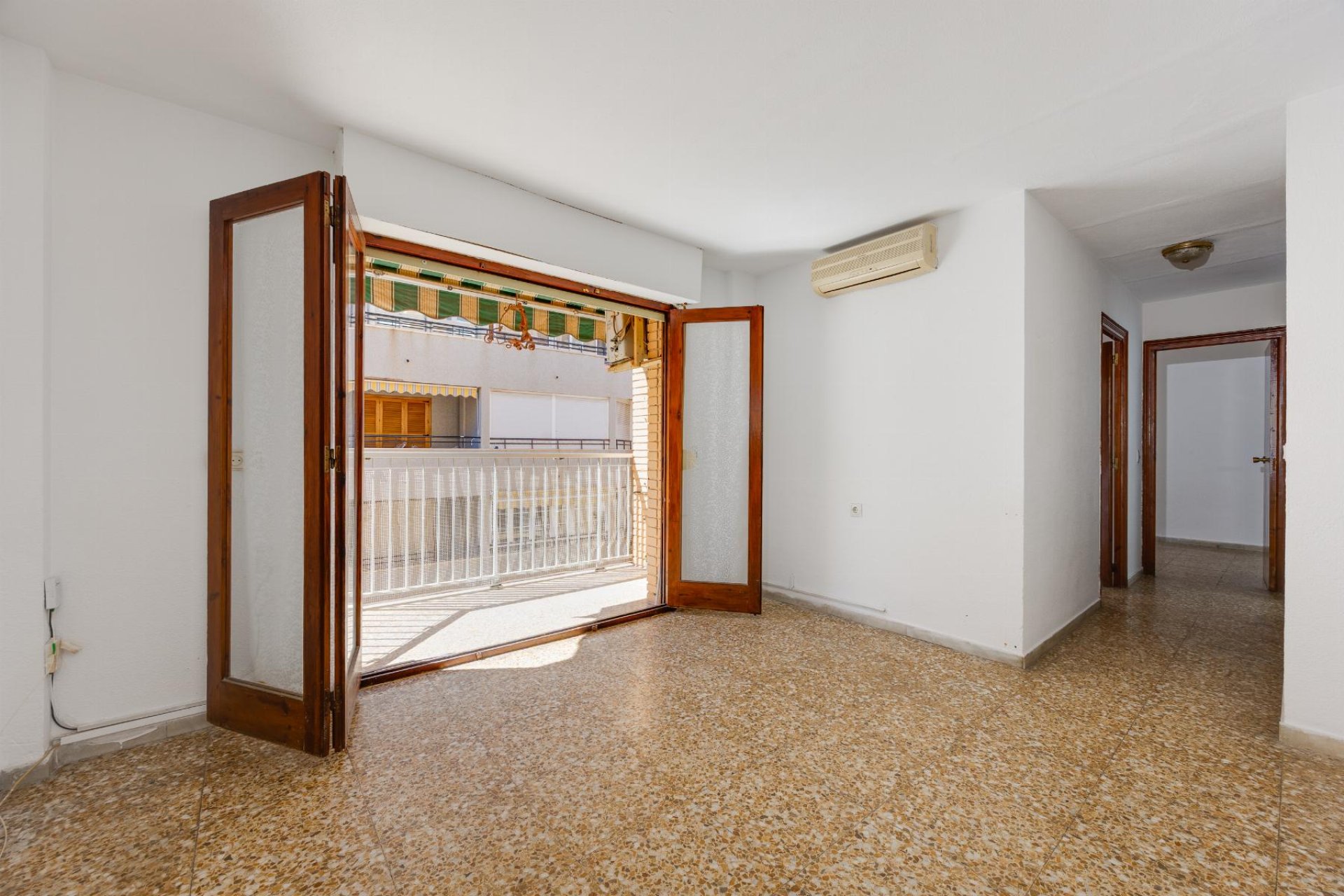 Resale - Apartamento -
Torrevieja - Playa del Acequión