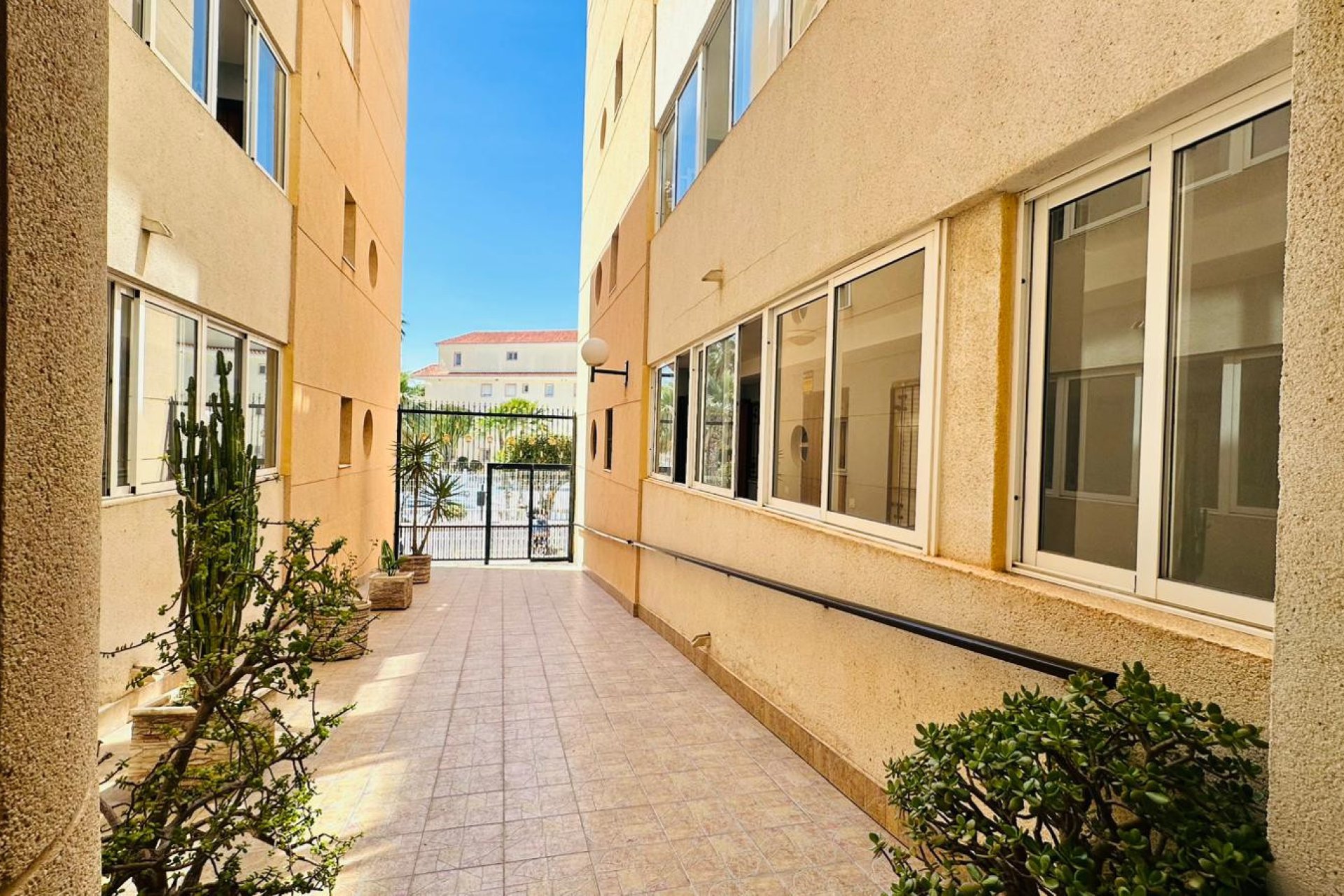 Resale - - APARTMENT -
Torrevieja - Urbanización San Luis