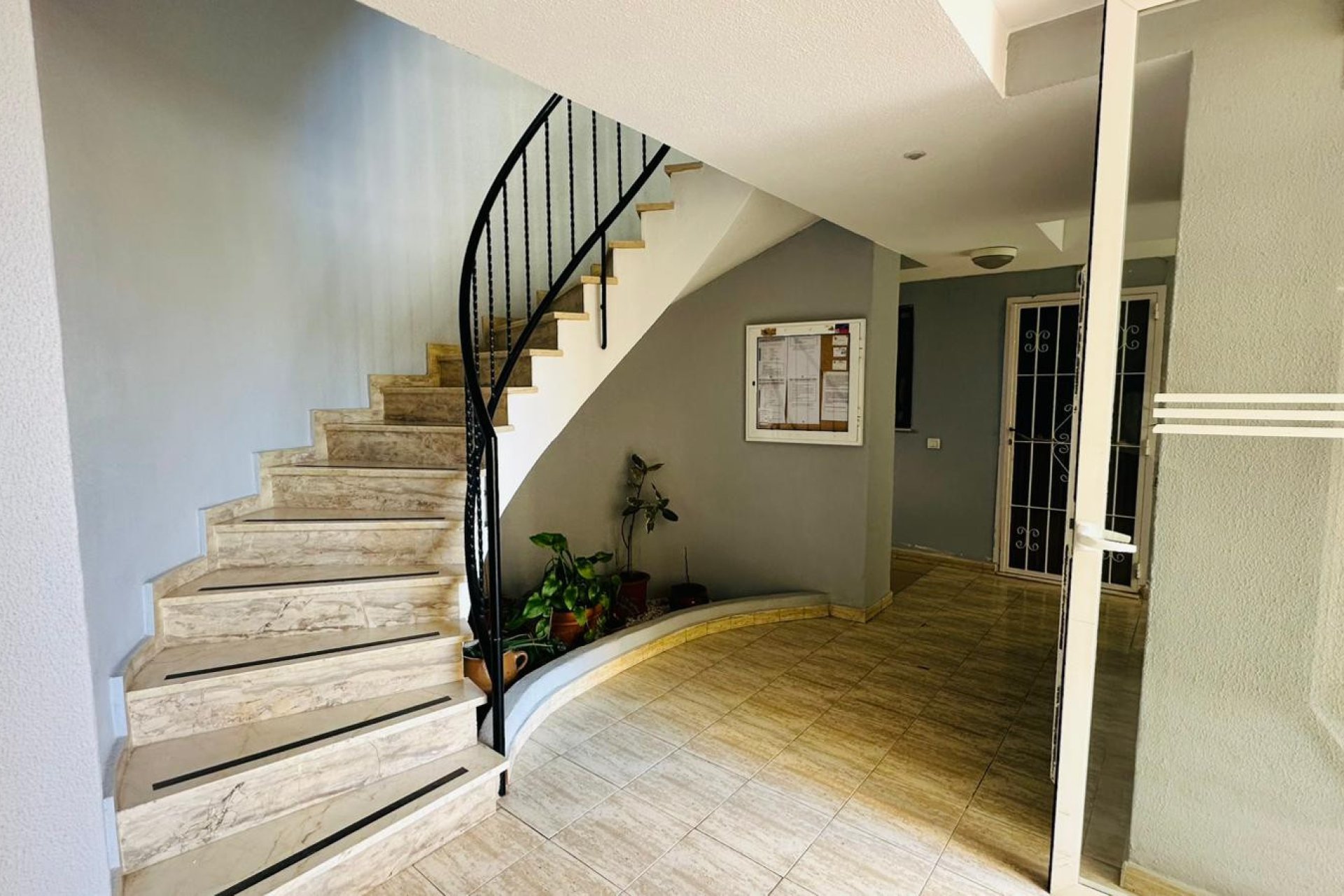 Resale - - APARTMENT -
Torrevieja - Urbanización San Luis