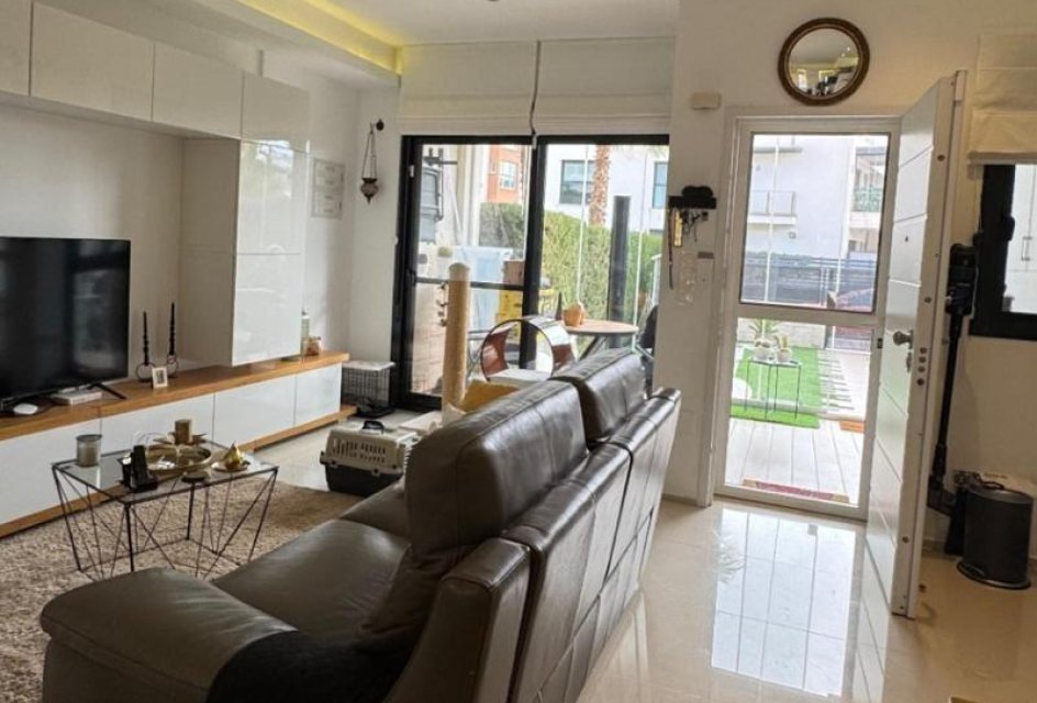 Resale - Bungalow -
Orihuela Costa - La Zenia
