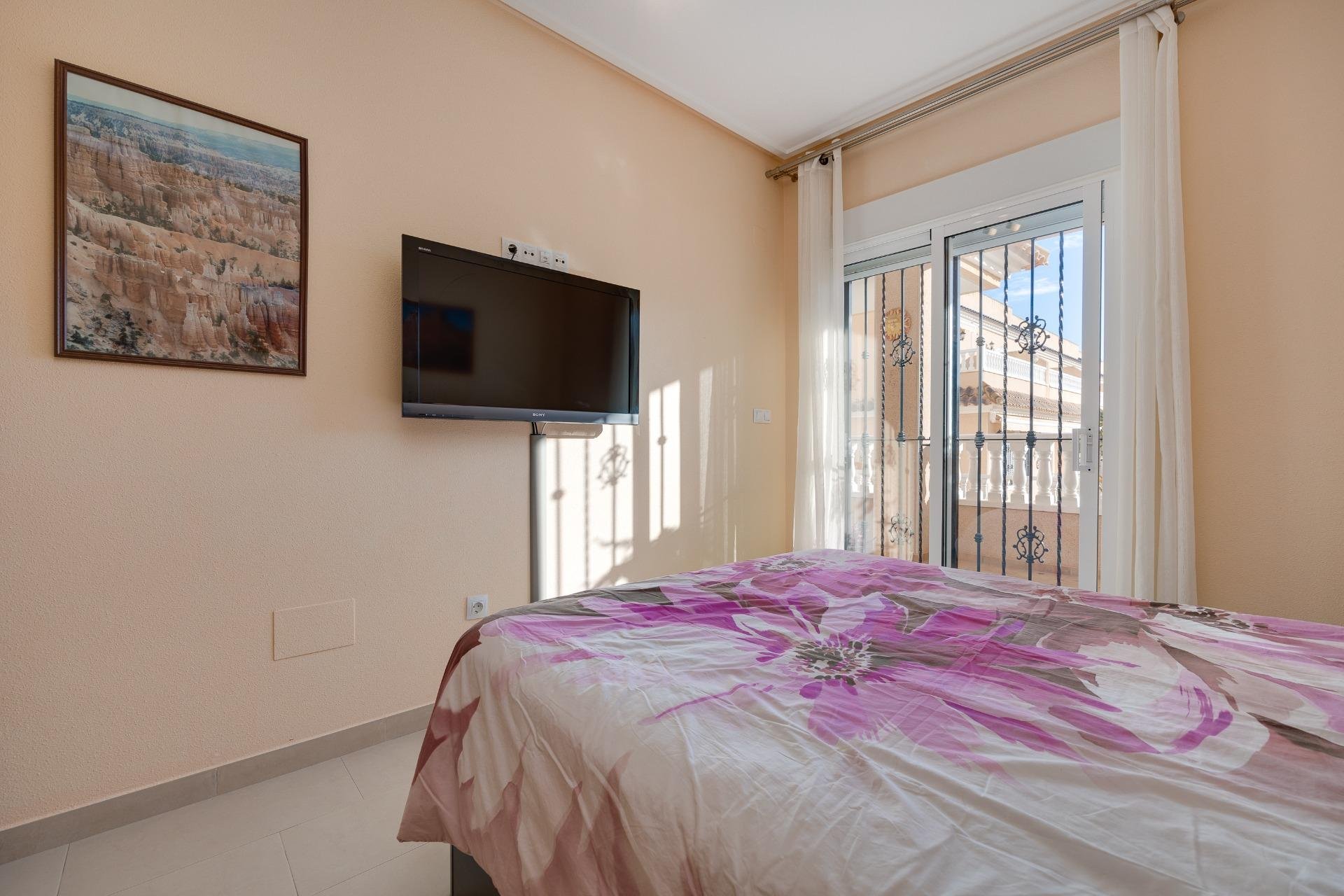 Resale - Bungalow -
Orihuela Costa - Los Dolses