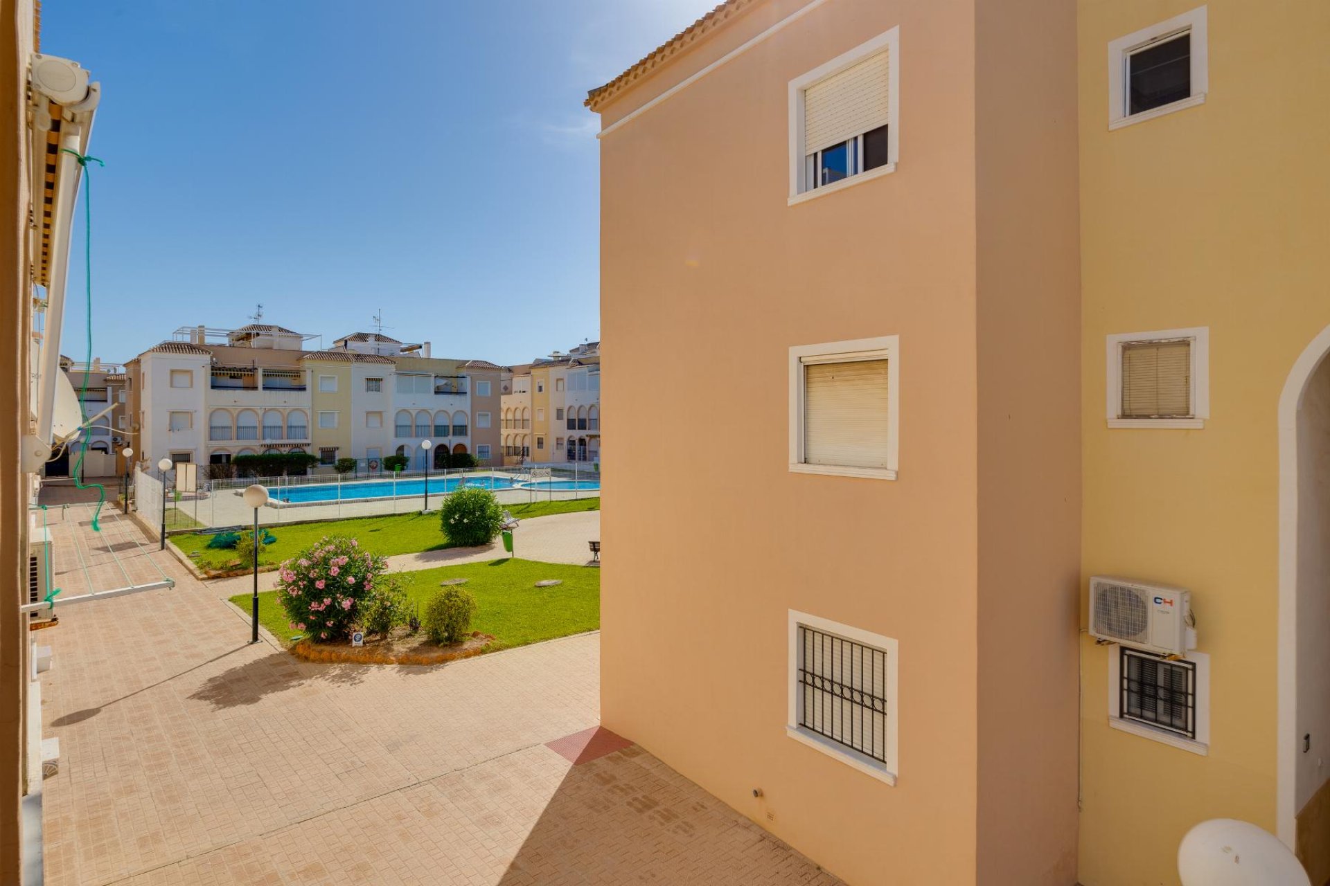 Resale - Bungalow -
Torrevieja - Playa de los Naufragos