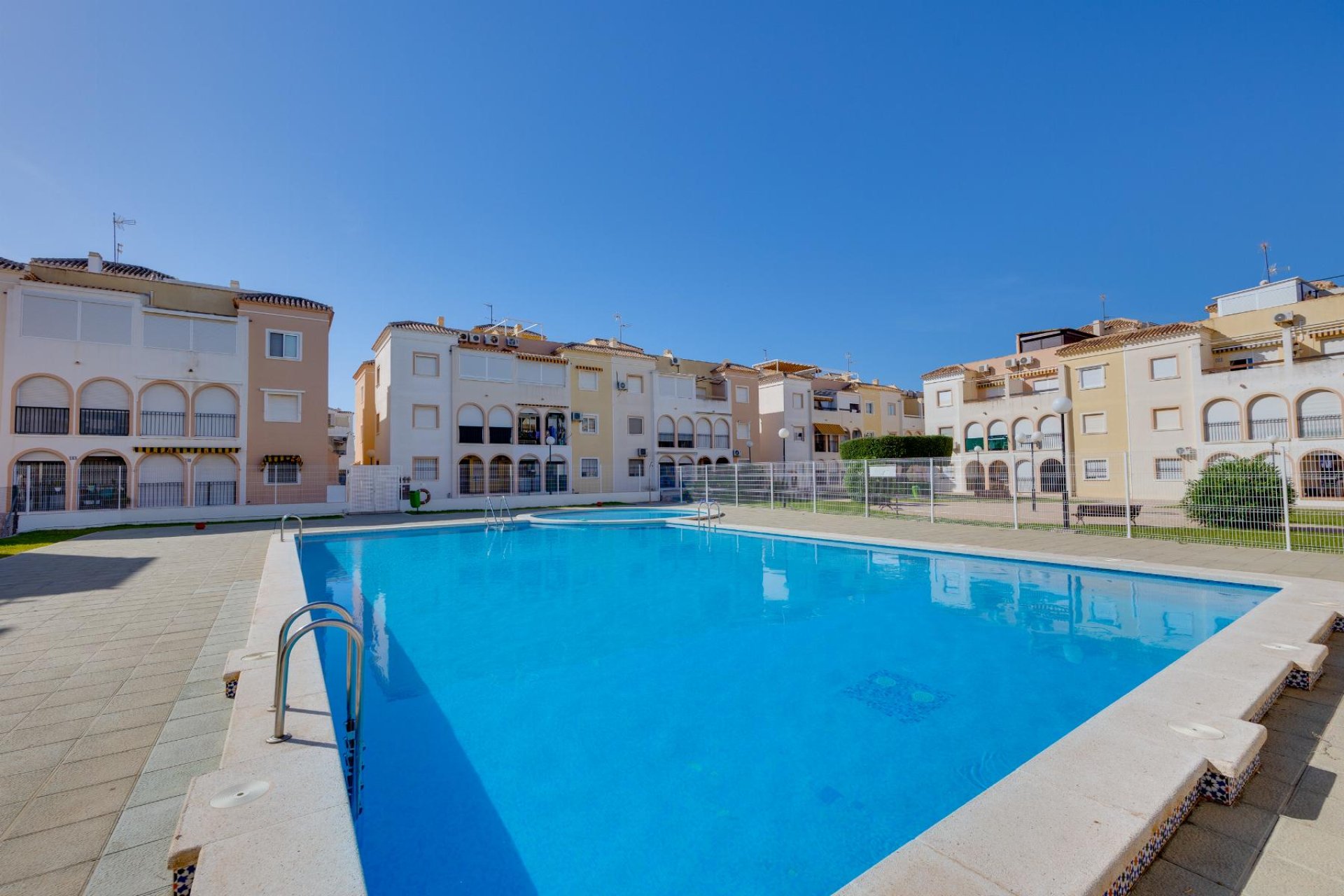 Resale - Bungalow -
Torrevieja - Playa de los Naufragos
