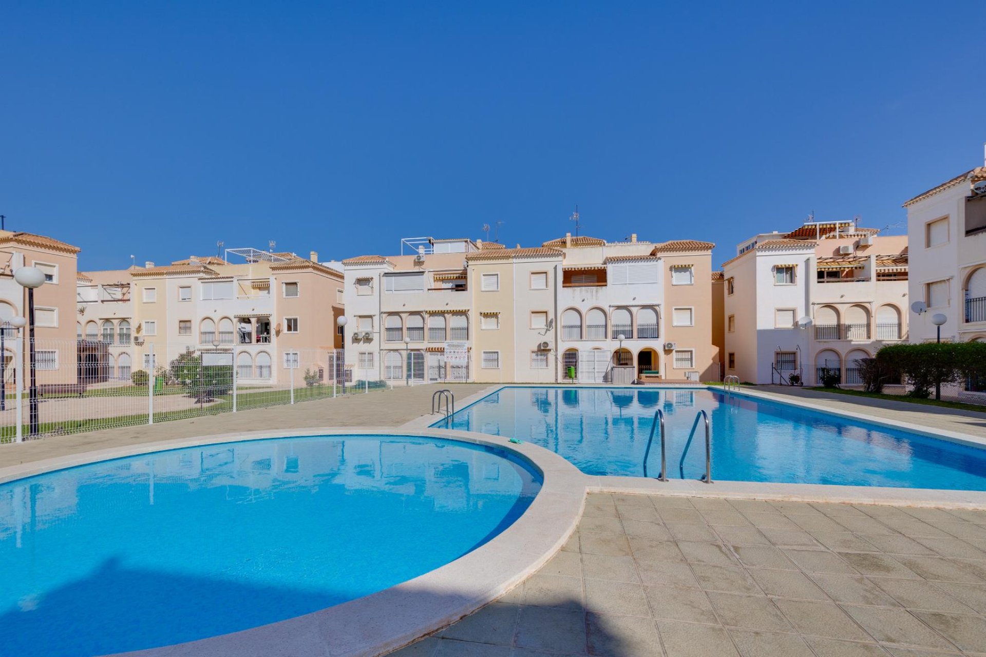 Resale - Bungalow -
Torrevieja - Playa de los Naufragos