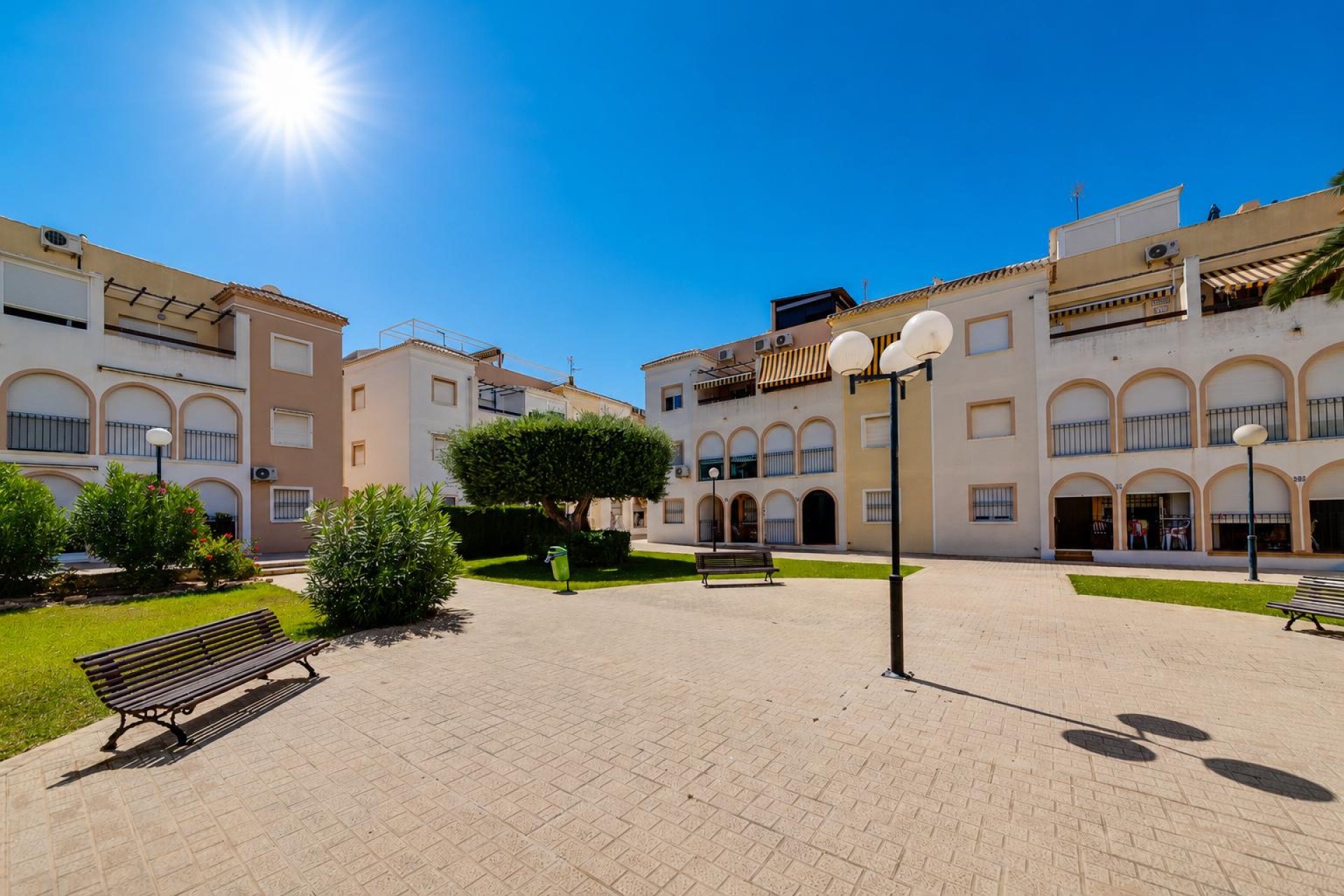 Resale - Bungalow -
Torrevieja - Playa de los Naufragos