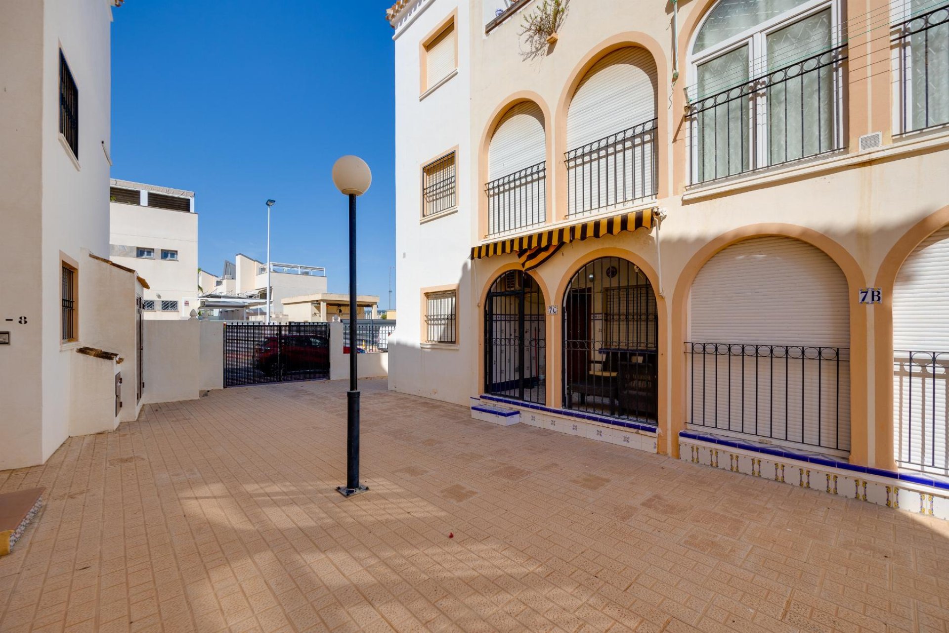 Resale - Bungalow -
Torrevieja - Playa de los Naufragos