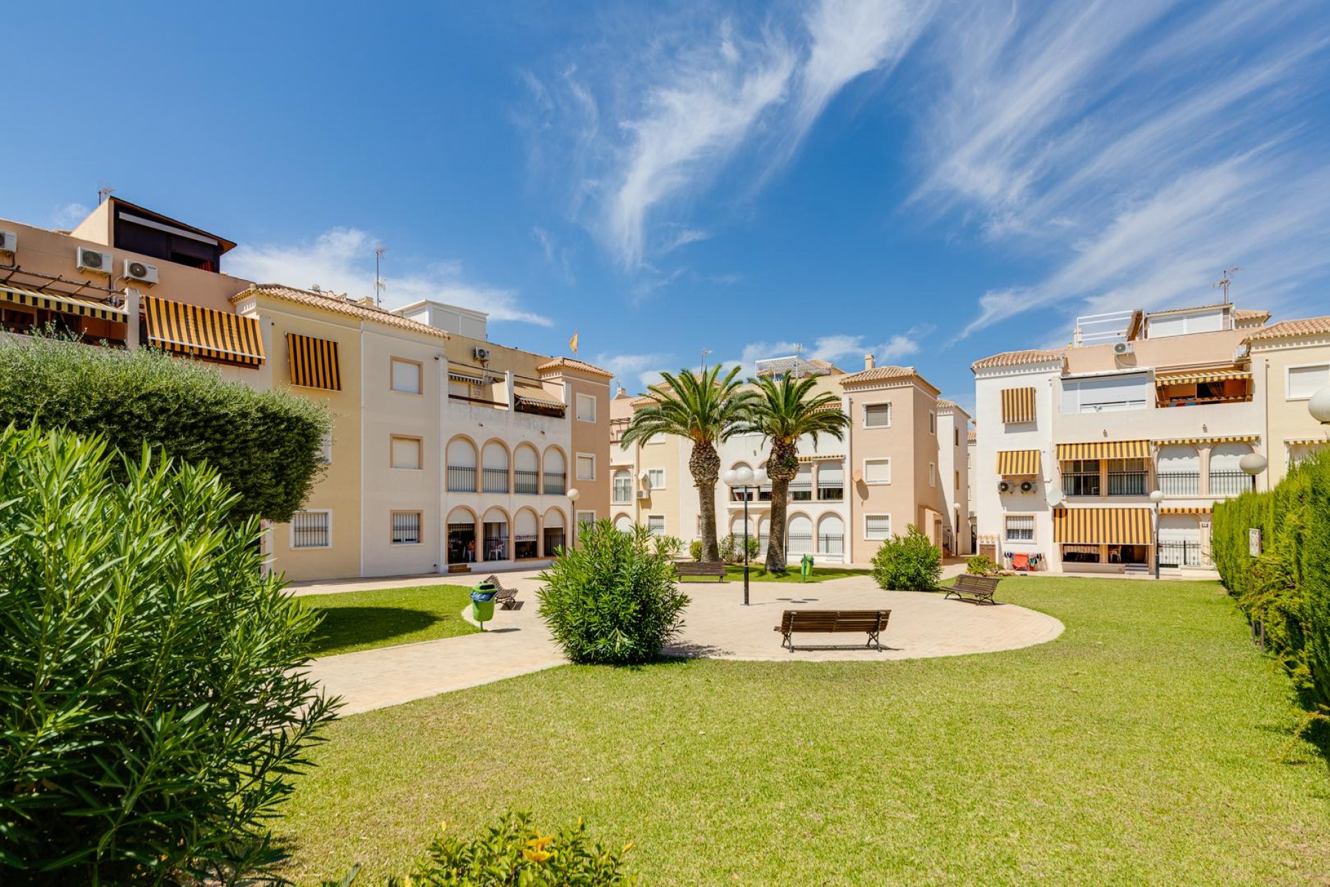 Resale - Bungalow -
Torrevieja - Playa de los Naufragos