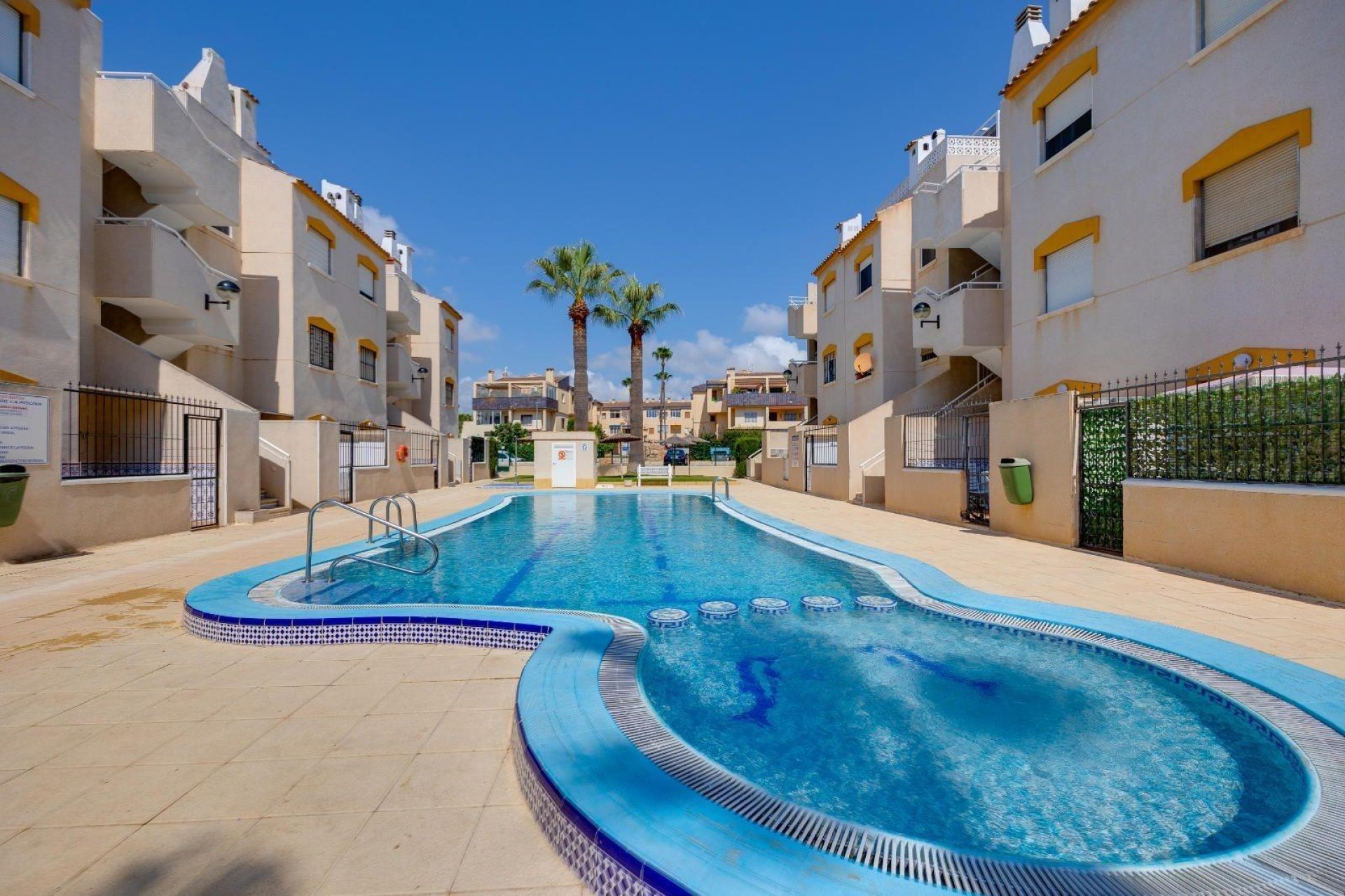 Resale - Bungalow -
Torrevieja - Punta prima