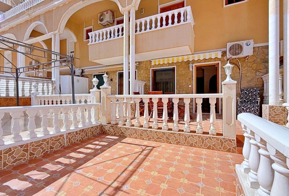 Resale - Bungalow -
Torrevieja - Punta prima